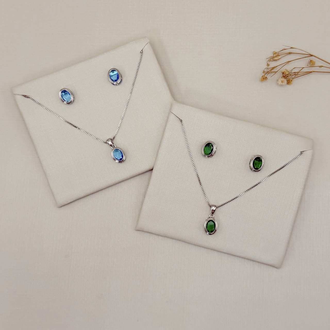 08.0632.5.B - (40) Conjunto oval em cravação gypsy com galeria