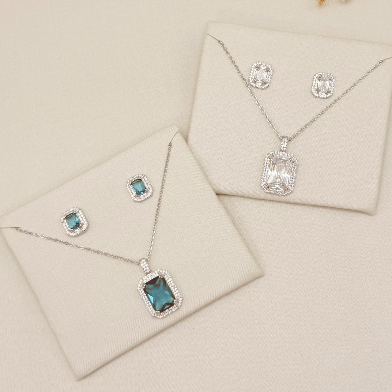 08.0636.1.B - (40) Conjunto retangular com duas linhas de aura com contrargola cravejada