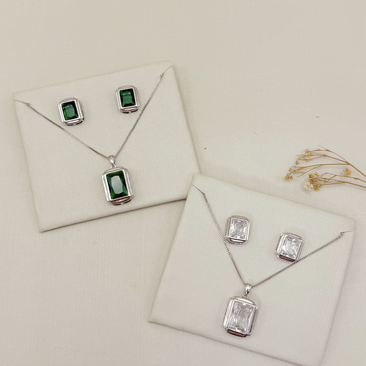 08.0638.1.B - (40) Conjunto retangular em cravação inglesa com galeria