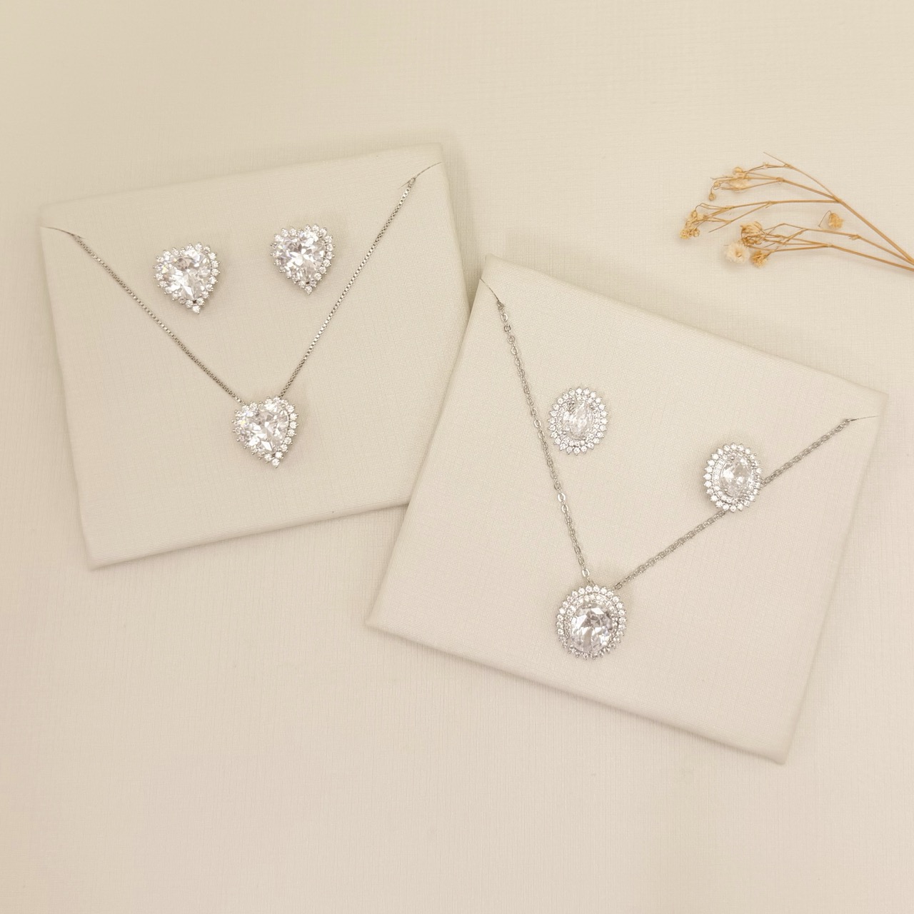 08.0639.1.B - (40) Conjunto de coração com um linha de aura e galeria redonda