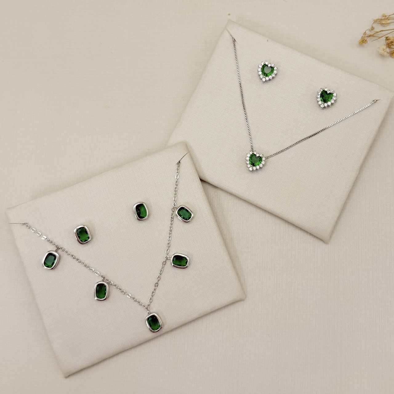 08.0641.5.B - (40) Conjunto retangular em cravação gypsy com colar de multiplos pingentes