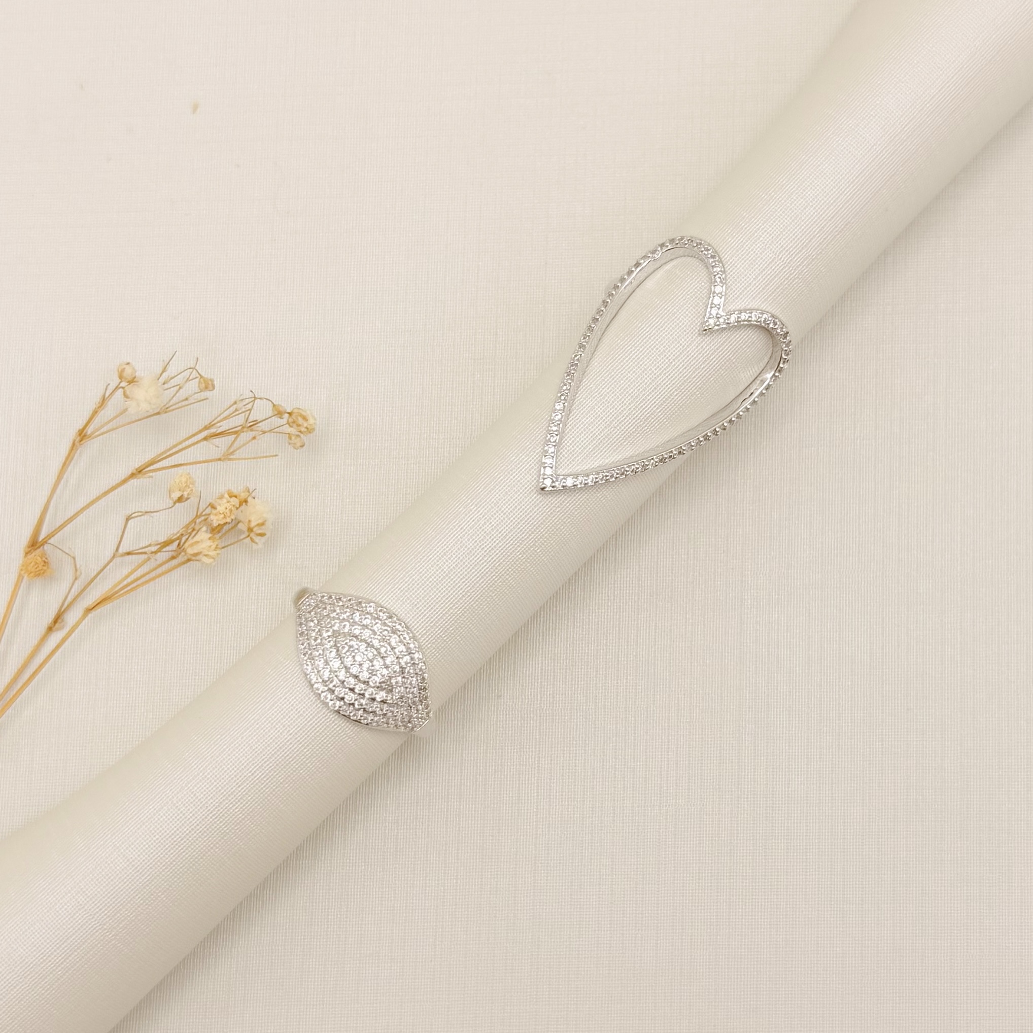 03.2543.1.B - (19) Anel de silhueta de coração longo simples craveajado