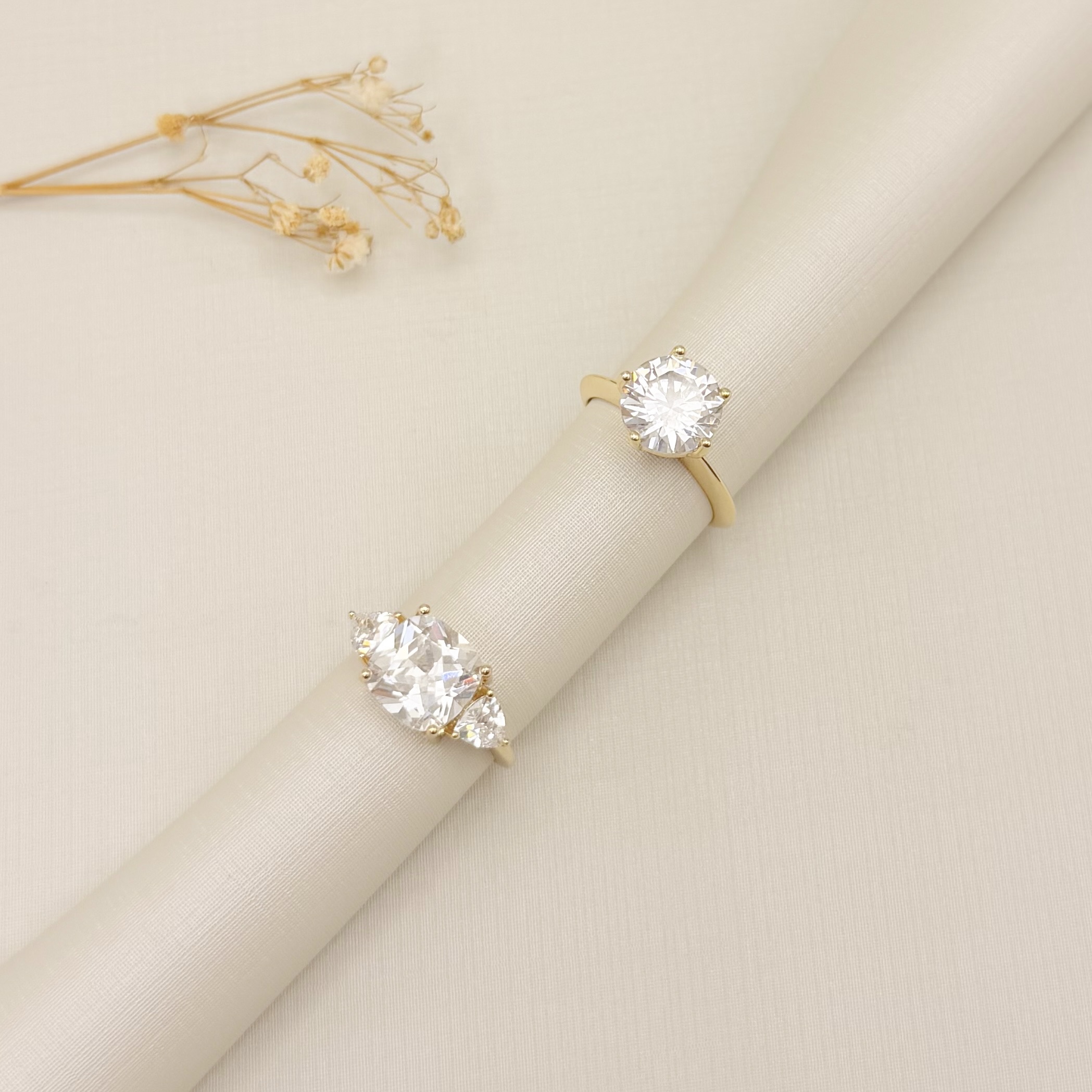 03.2544.1.O - (19) Anel solitário de pedra 10mm em garras com aro liso de angulo