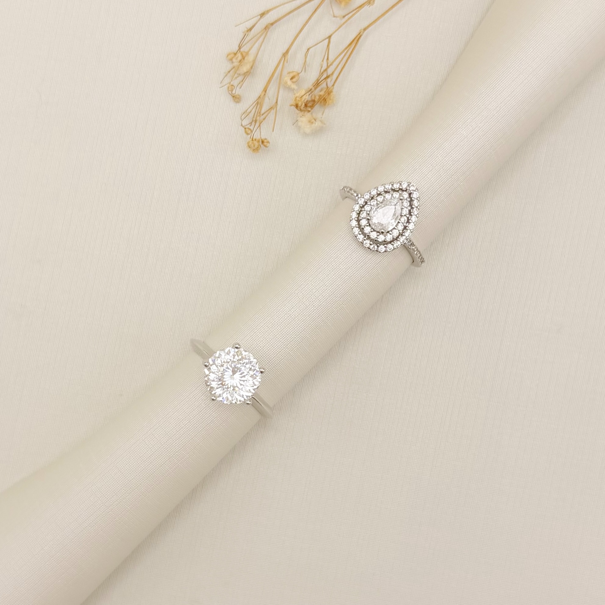 03.2545.1.B - (17) Anel solitário em gota com duas linhas de aura espaçadas com galeria em aro metade cravejado