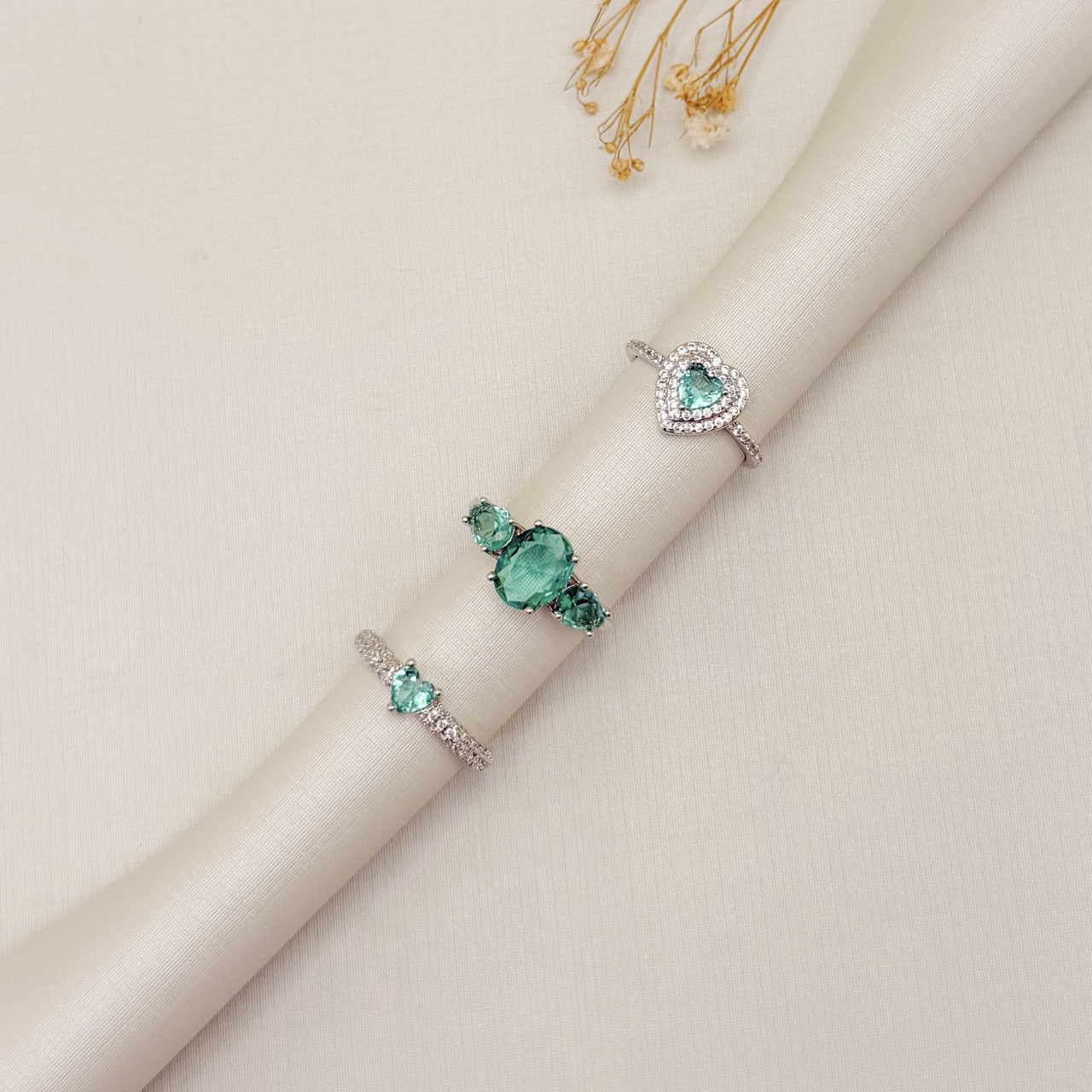 03.2546.9.B - (17) Anel solitário de coração com duas linhas de aura em aro meio cravejado