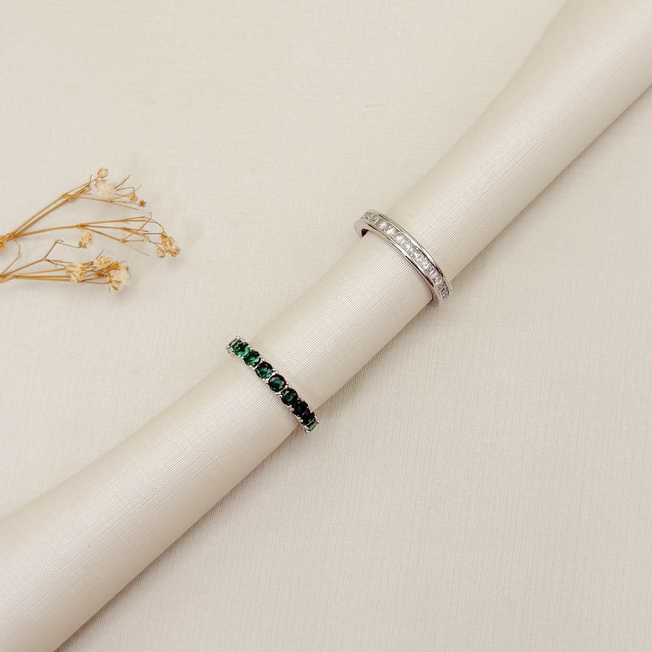 03.2547.1.B - (17) Anel estilo aparador em pedra carrê com borda larga lisa