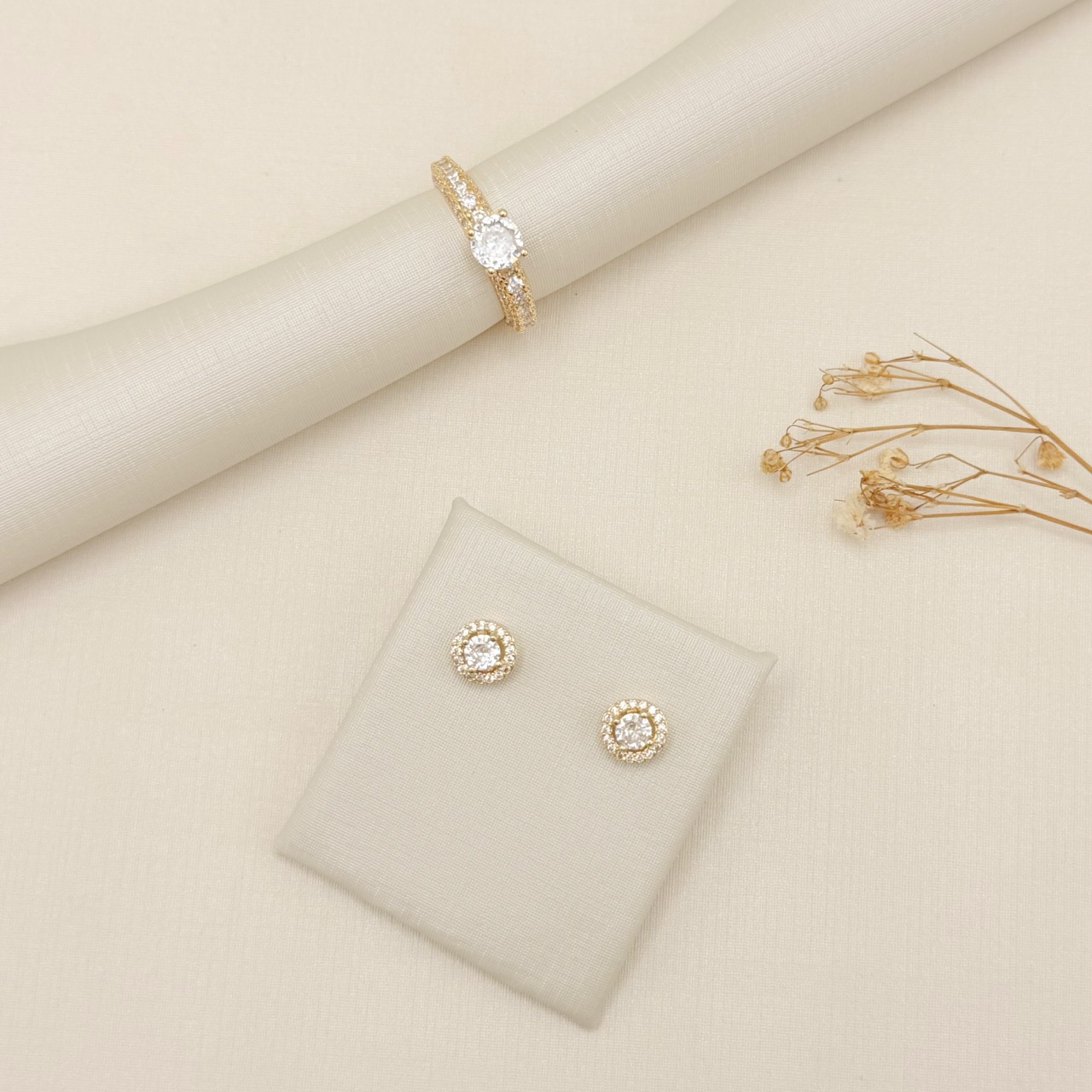 03.2554.1.O - (18) Anel solitário alto em garras com aro cravejado em efeito muralha