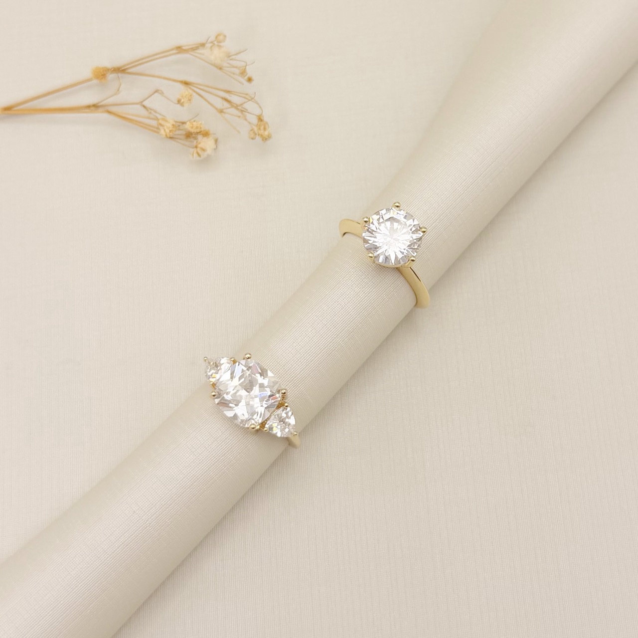 03.2555.1.O - (21) Anel solitário de pedra quadrada em 10x10mm com triângulos laterais e aro liso