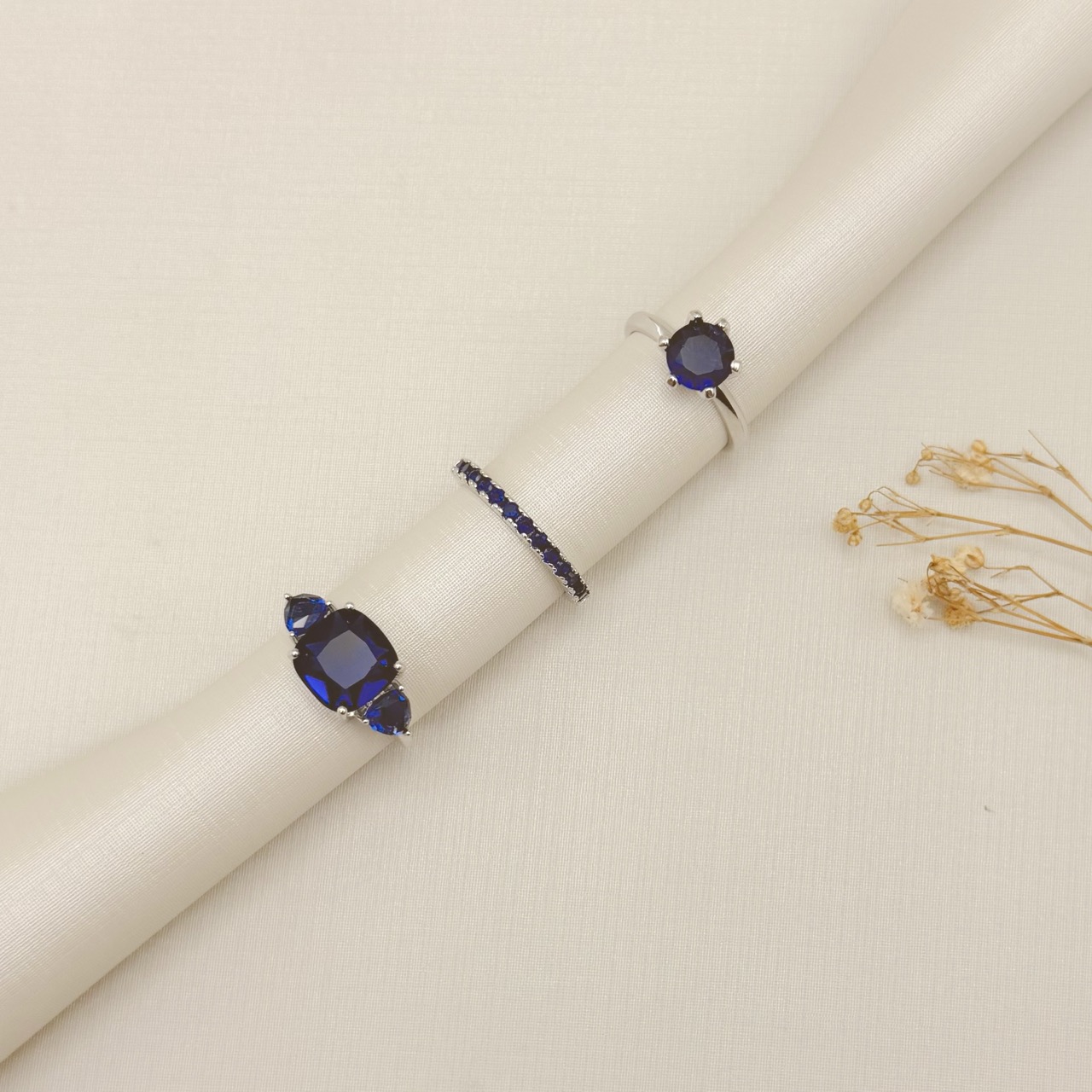 03.2555.4.B - (21) Anel solitário de pedra quadrada em 10x10mm com triângulos laterais e aro liso