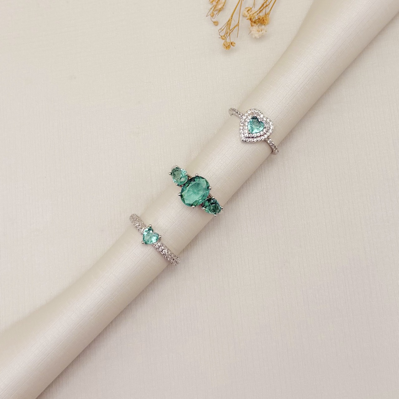 03.2556.9.B - (22) Anel solitário oval 10x8mm com uma gota em cada lado em aro liso