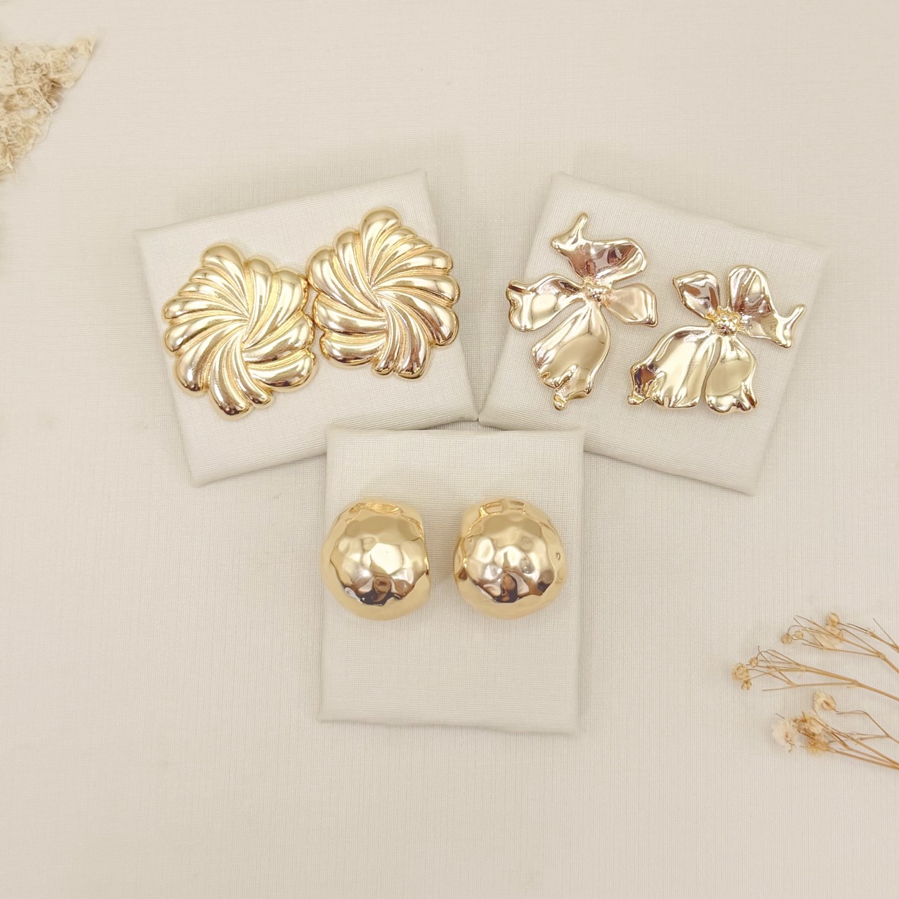 06.1353.0.O - Brinco de semi circulo em efeito orgânico batido