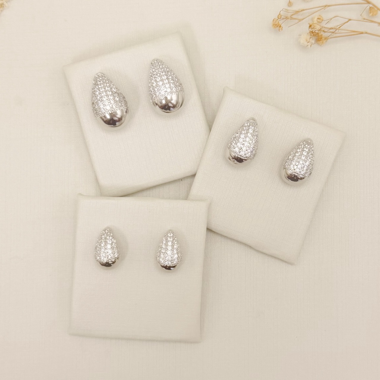 07.2873.1.B - (Tam. G) Brinco formato gota com cravação frontal clássica