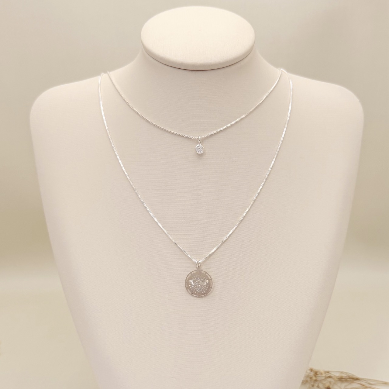 09.2454.0.S - (45) Colar de veneziana com pingente moeda com pomba da paz