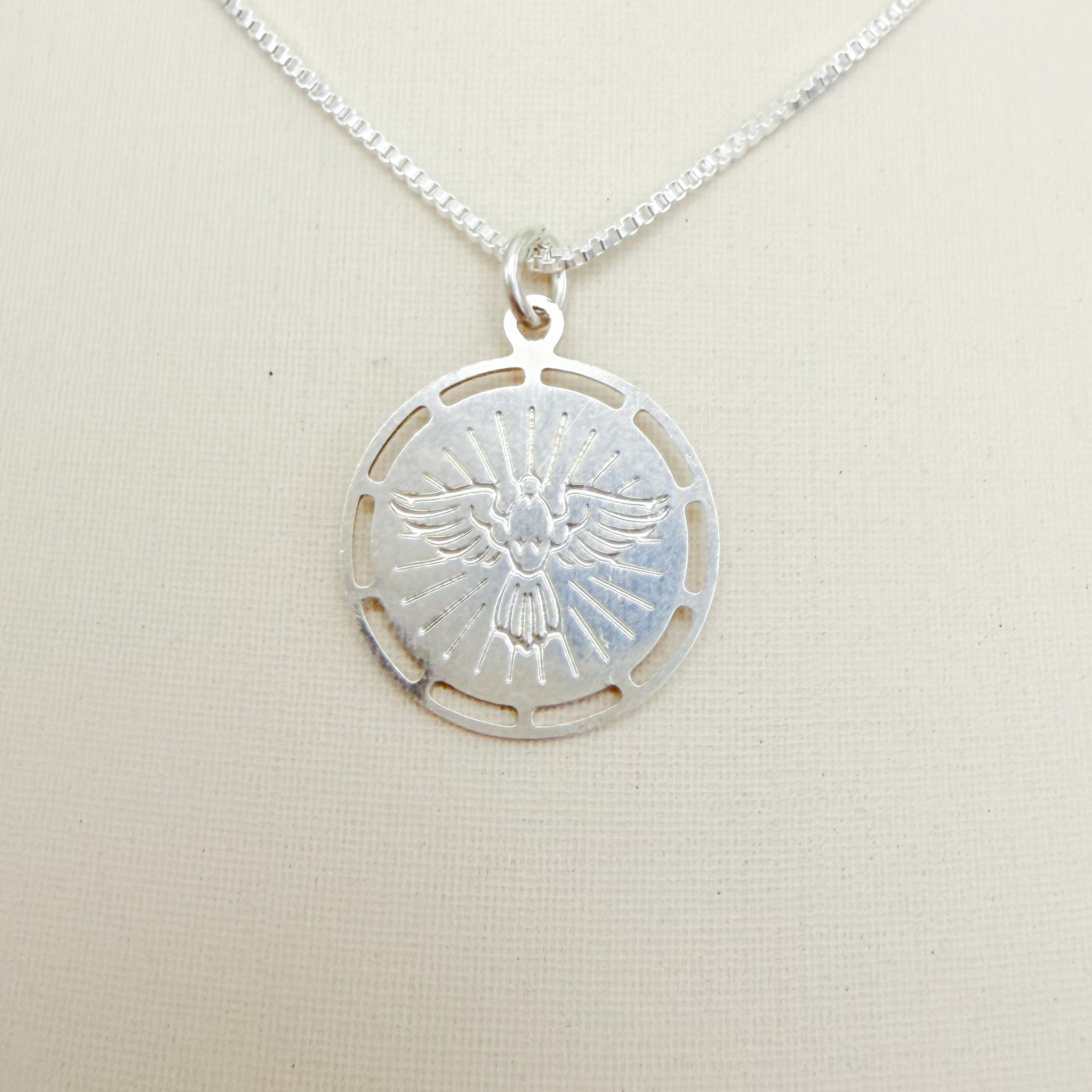 09.2454.0.S - (45) Colar de veneziana com pingente moeda com pomba da paz