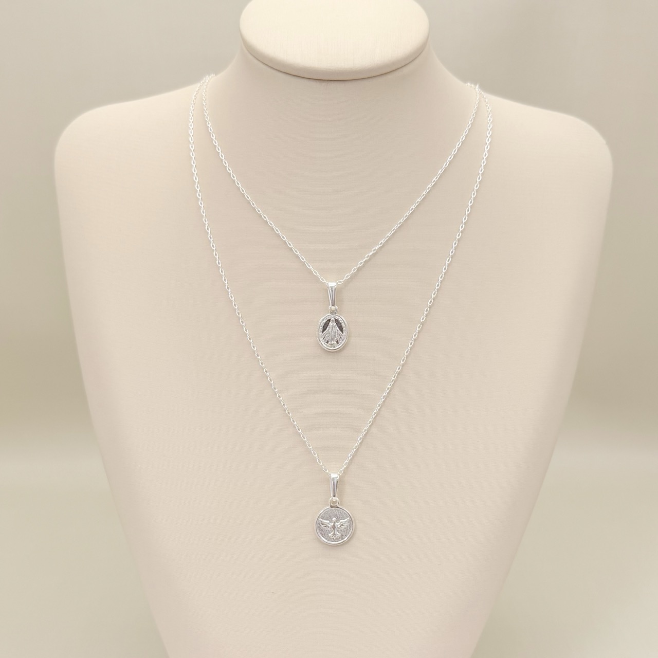 09.2460.0.S - (45) Colar de cartier com pingente oval de Nossa Senhora de Guadalupe