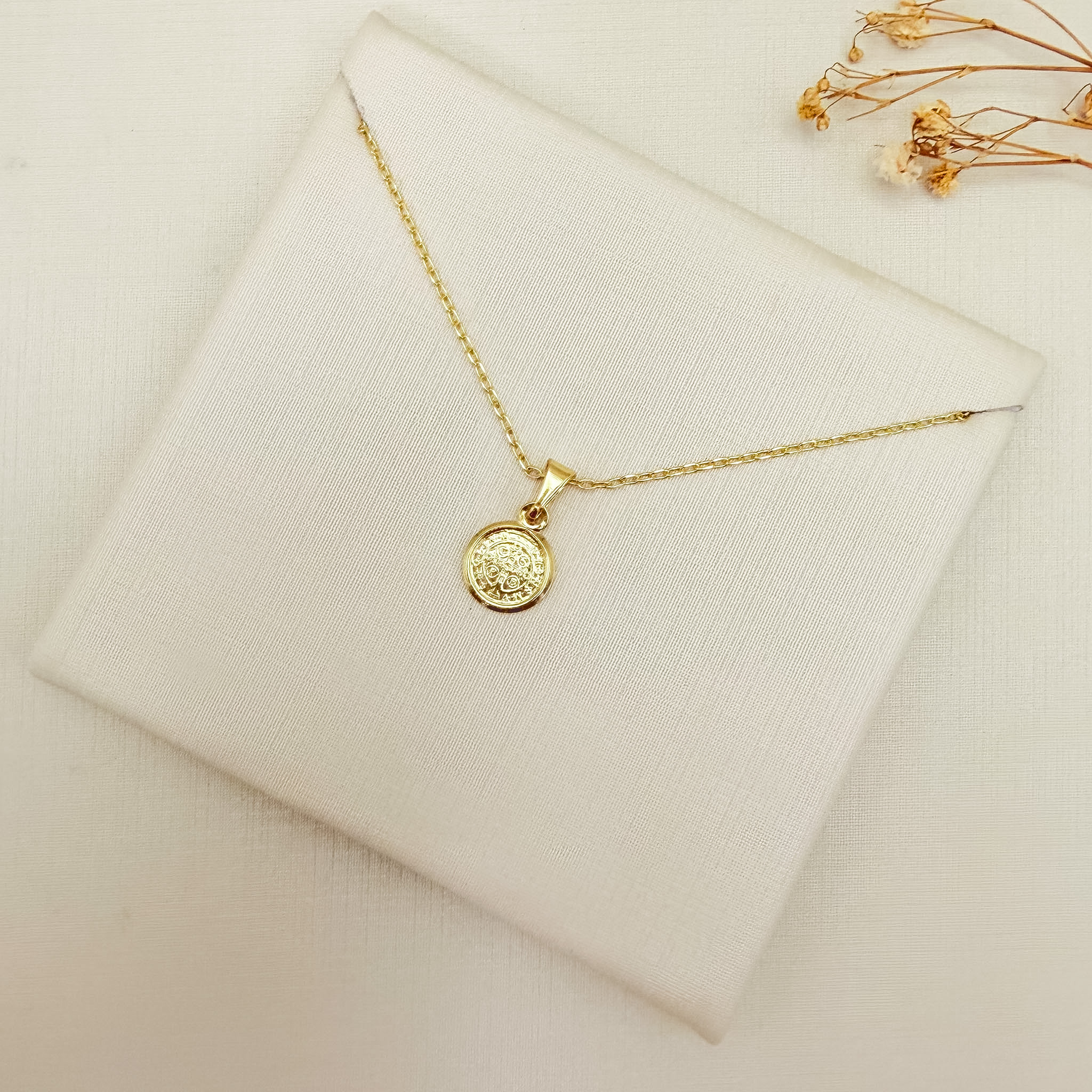 09.2461.0.O - (45) Colar em cartier com pingente moeda de São Bento lisa