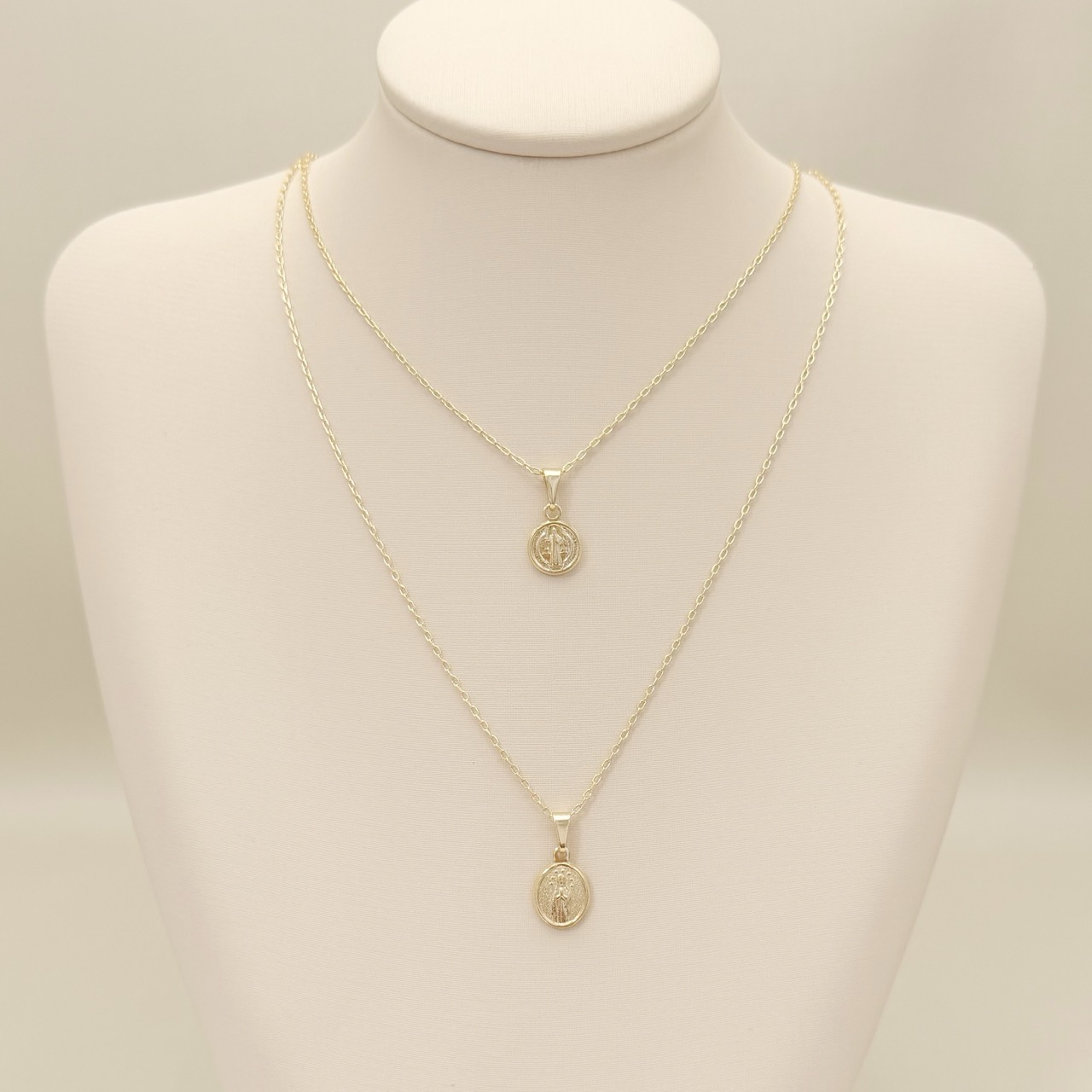 09.2461.0.O - (45) Colar em cartier com pingente moeda de São Bento lisa