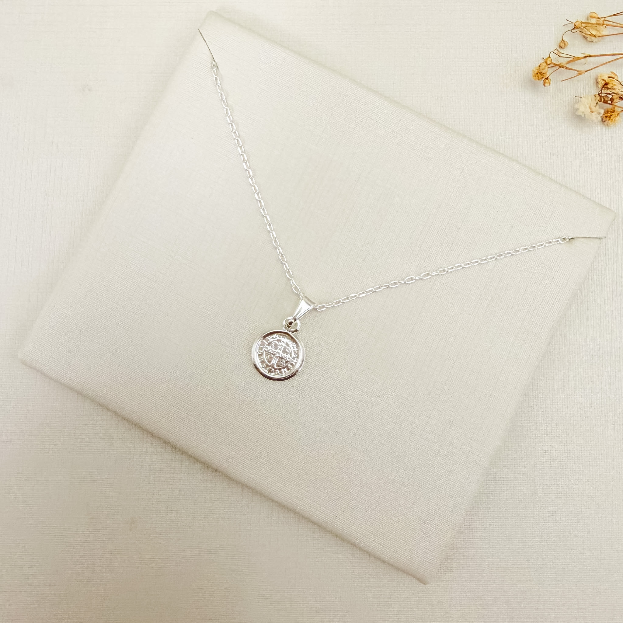 09.2461.0.S - (45) Colar em cartier com pingente moeda de São Bento lisa