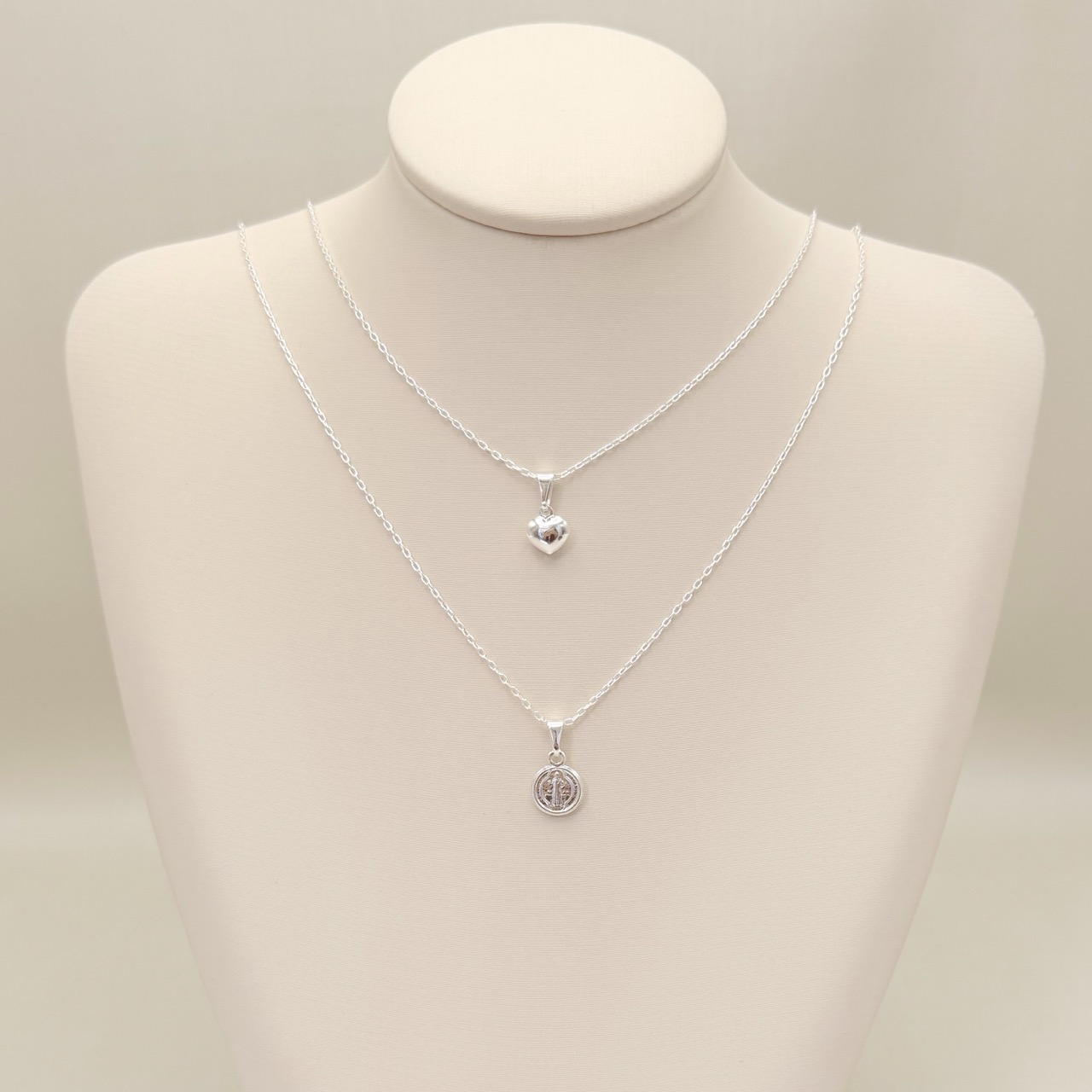 09.2463.0.S - (45) Colar de cartier com pingente coração abaloado liso