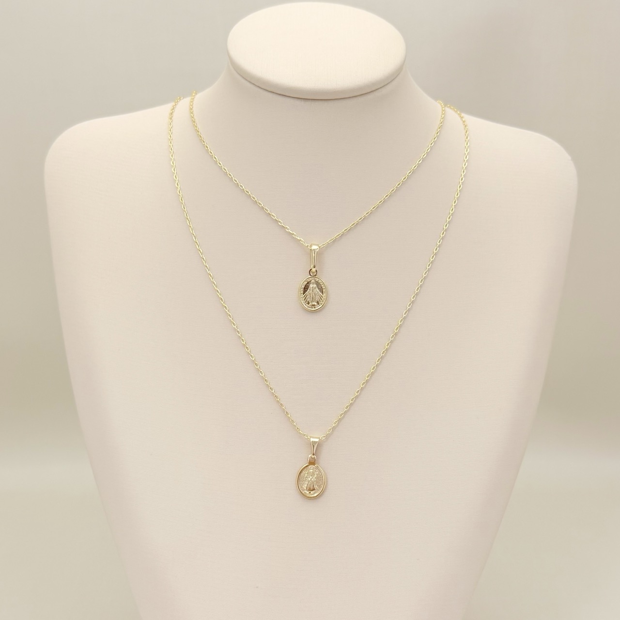 09.2464.0.O - (45) Colar de cartier com pingente oval de Virgem Maria