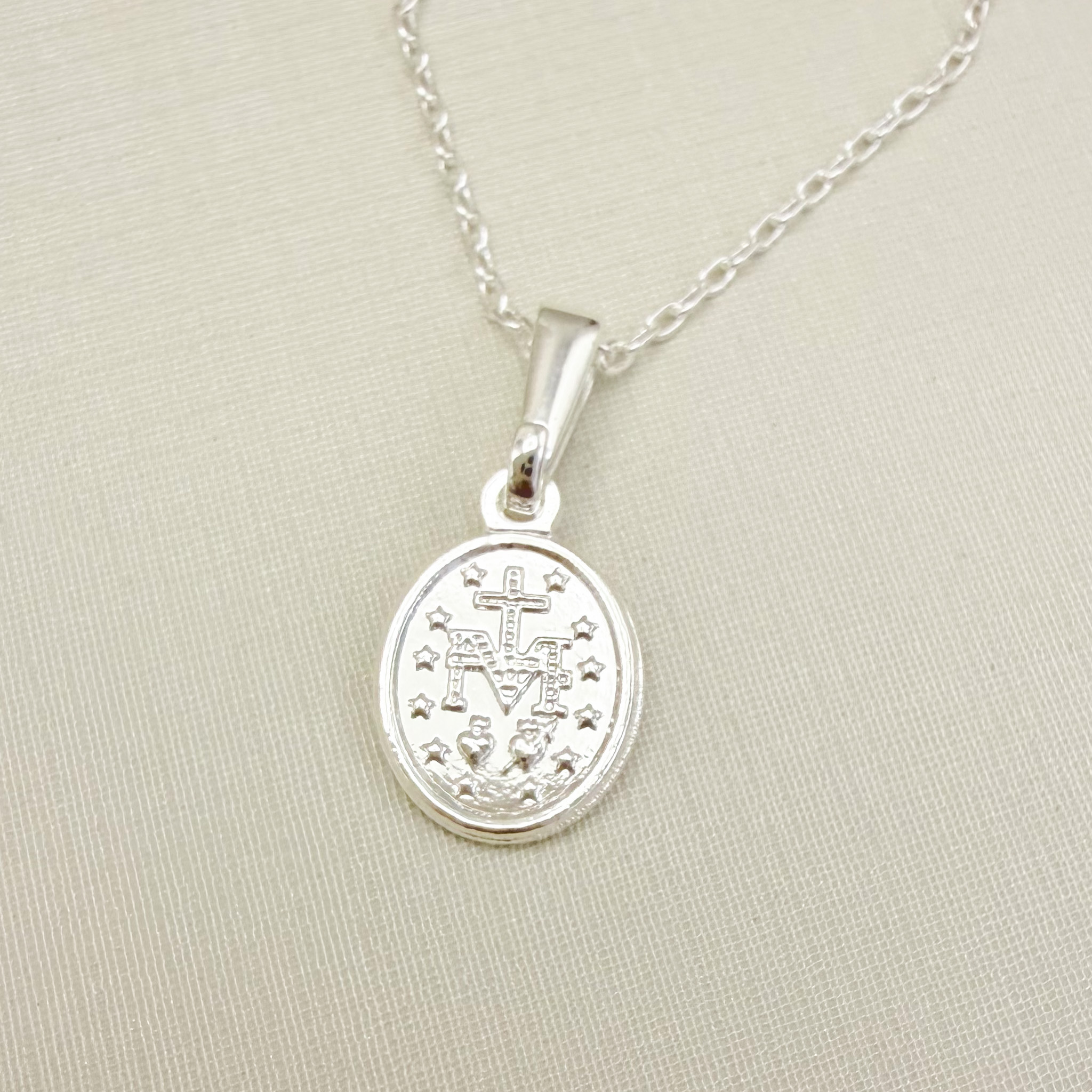 09.2464.0.S - (45) Colar de cartier com pingente oval de Virgem Maria