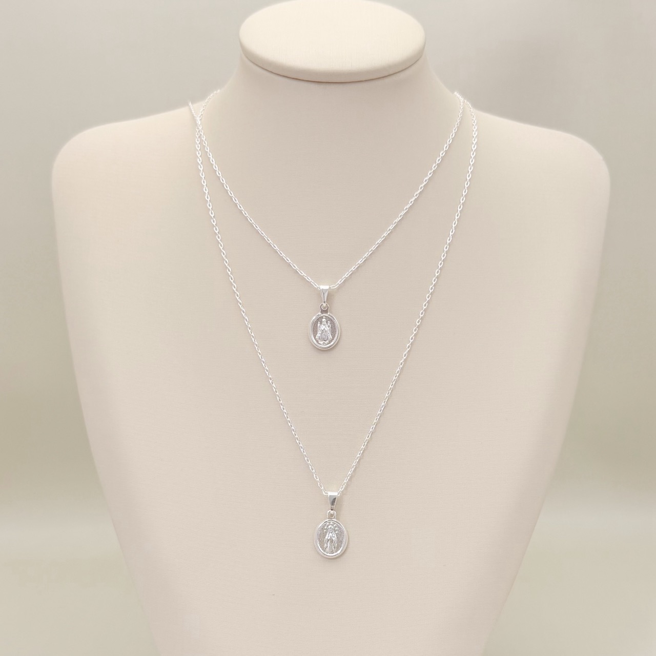 09.2464.0.S - (45) Colar de cartier com pingente oval de Virgem Maria