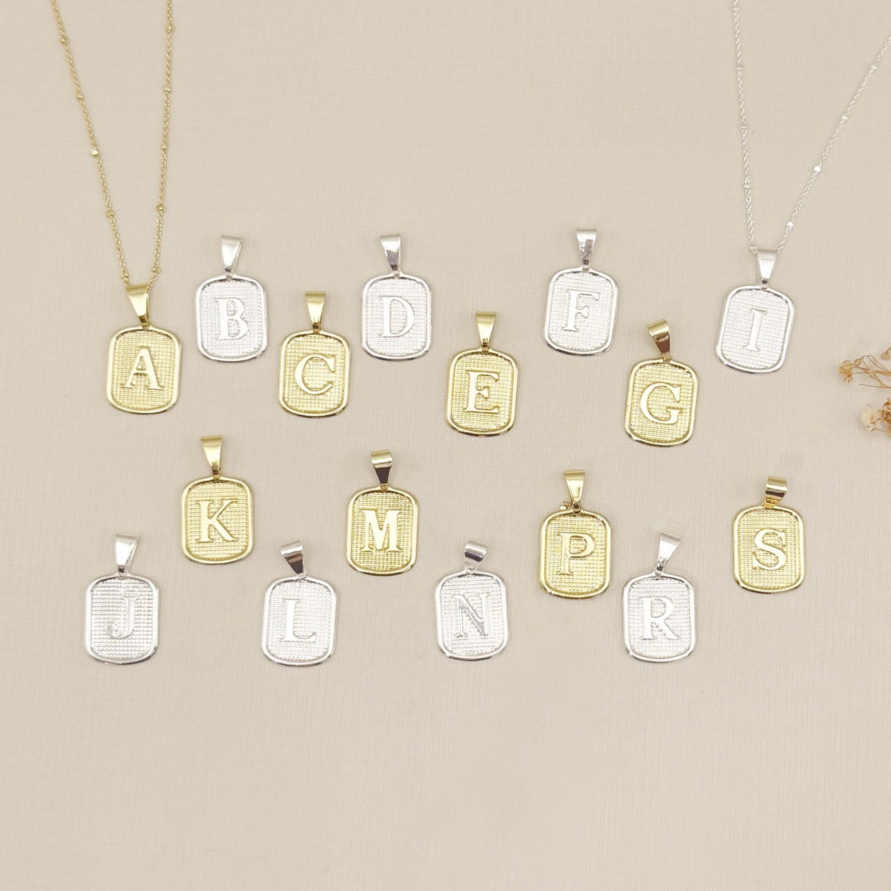 09.2465.0.S - (45 - Letra C) Colar de bolinhas com pingente de letra em chapa retangular