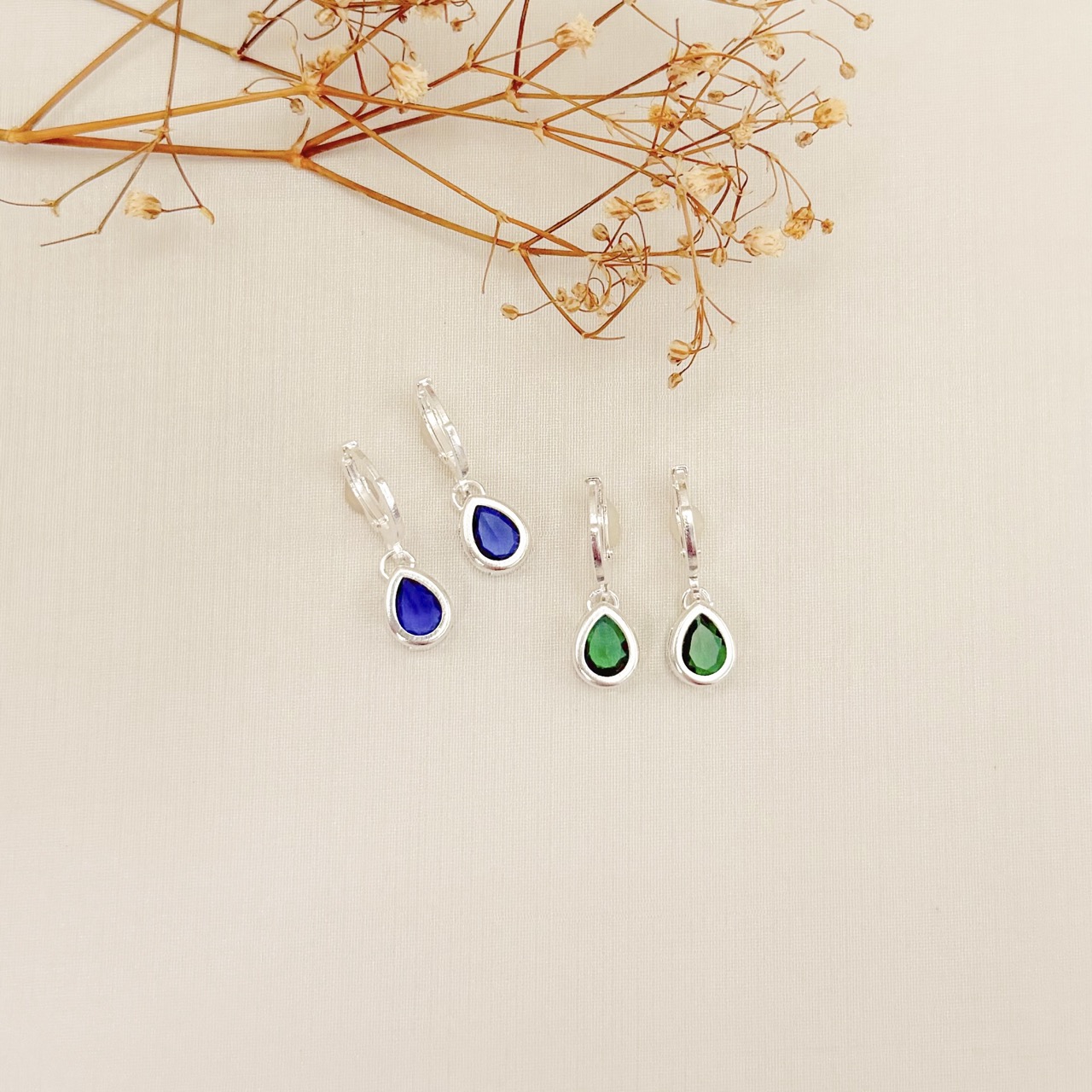 05.3144.5.S - Argola de pressão clássica com pingente de gota em cravação inglesa