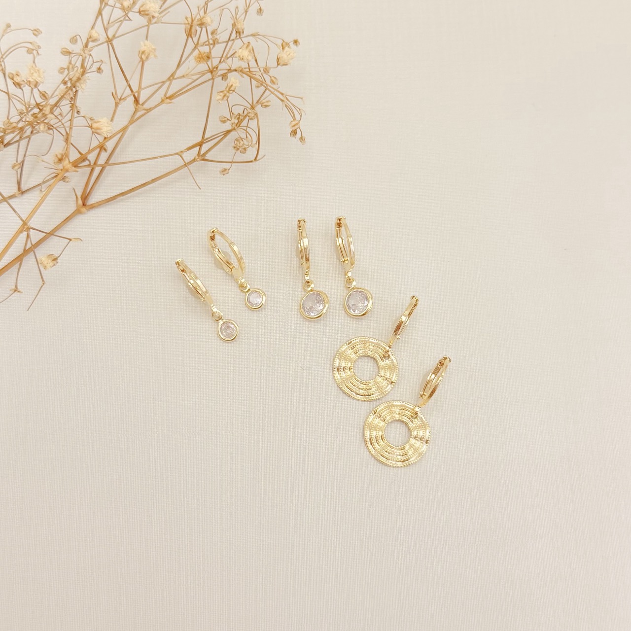 05.3146.1.O - Argola de pressão clássica com pingente circular em cravação inglesa