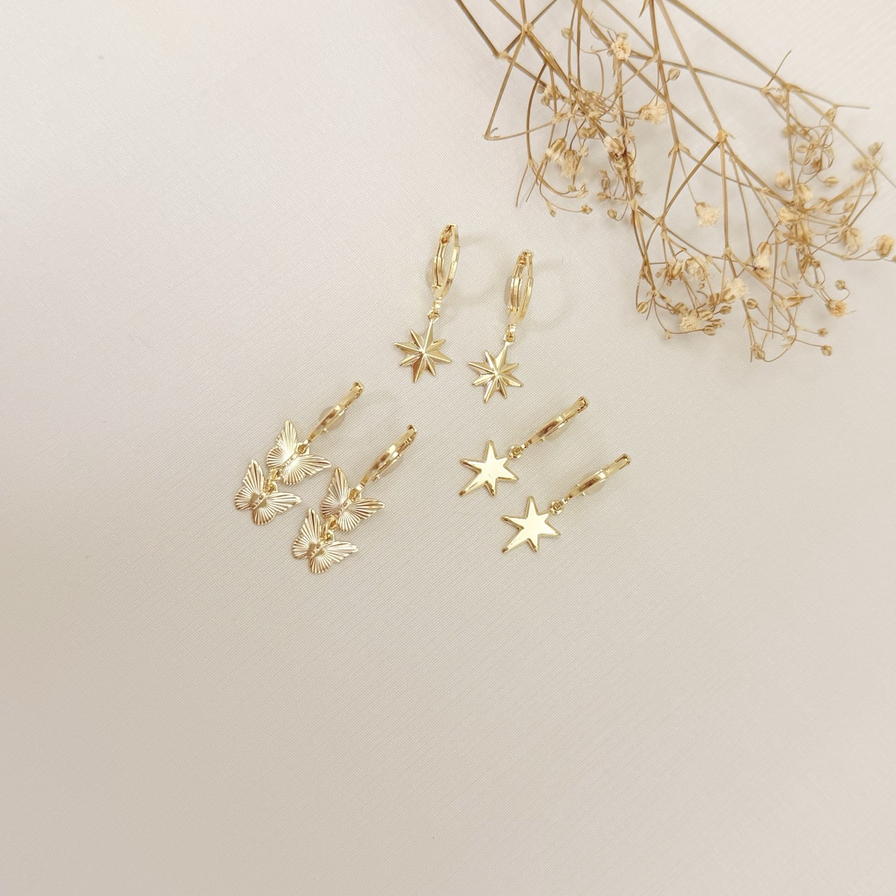 05.3149.0.O - Argola de pressão clássica com pingente de duas borboletas desenhadas