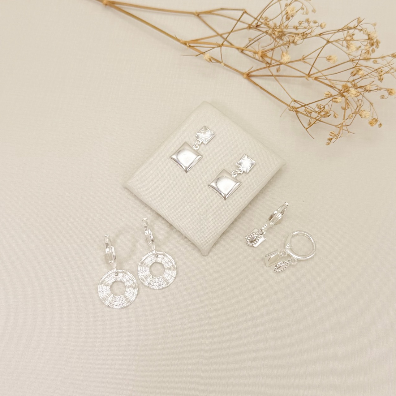 05.3153.0.S - Argola de pressão clássica com pingente chapa disco em efeito orgânico