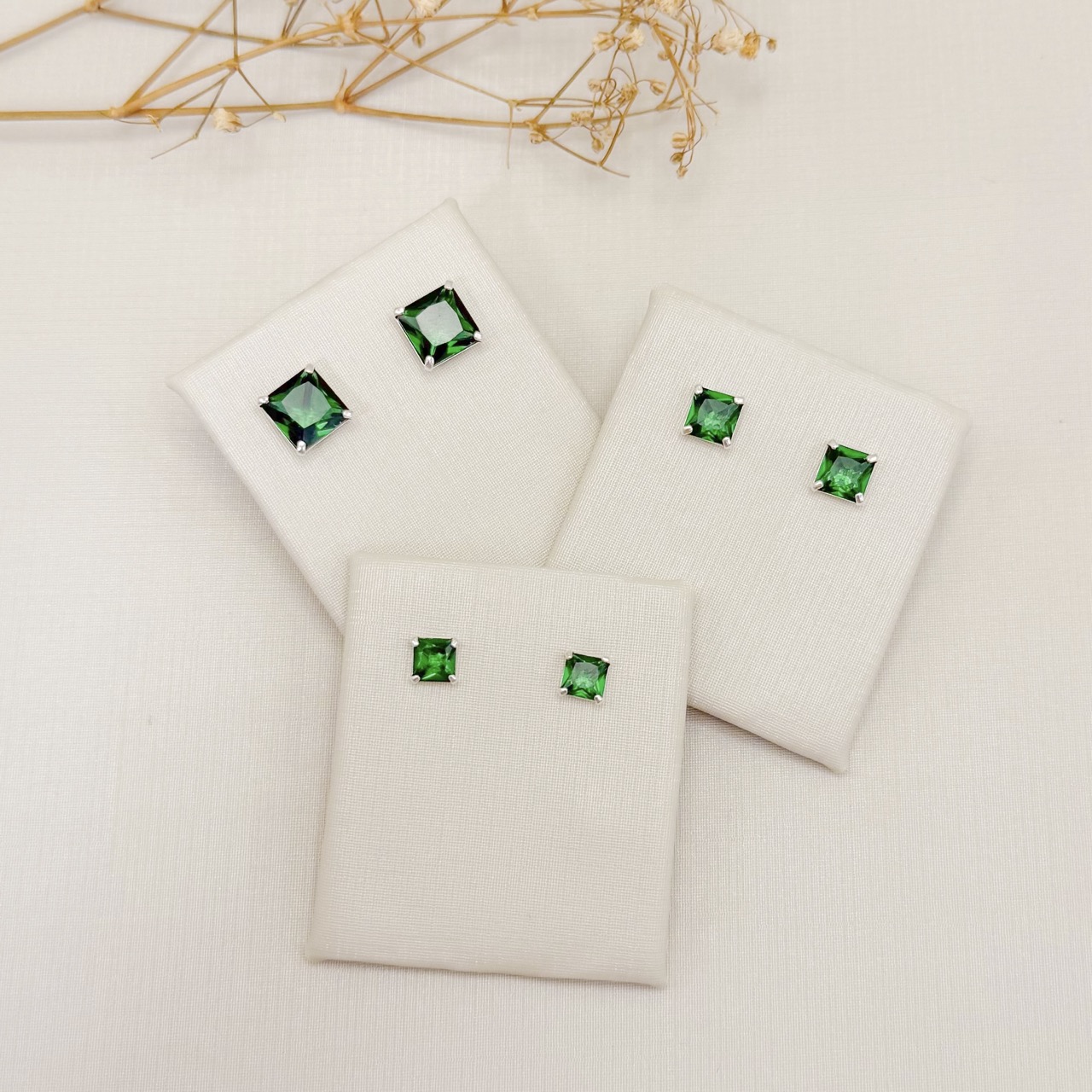 07.2875.5.O - (Tam.M) Brinco ponto de luz em pedra carrê de 6mm