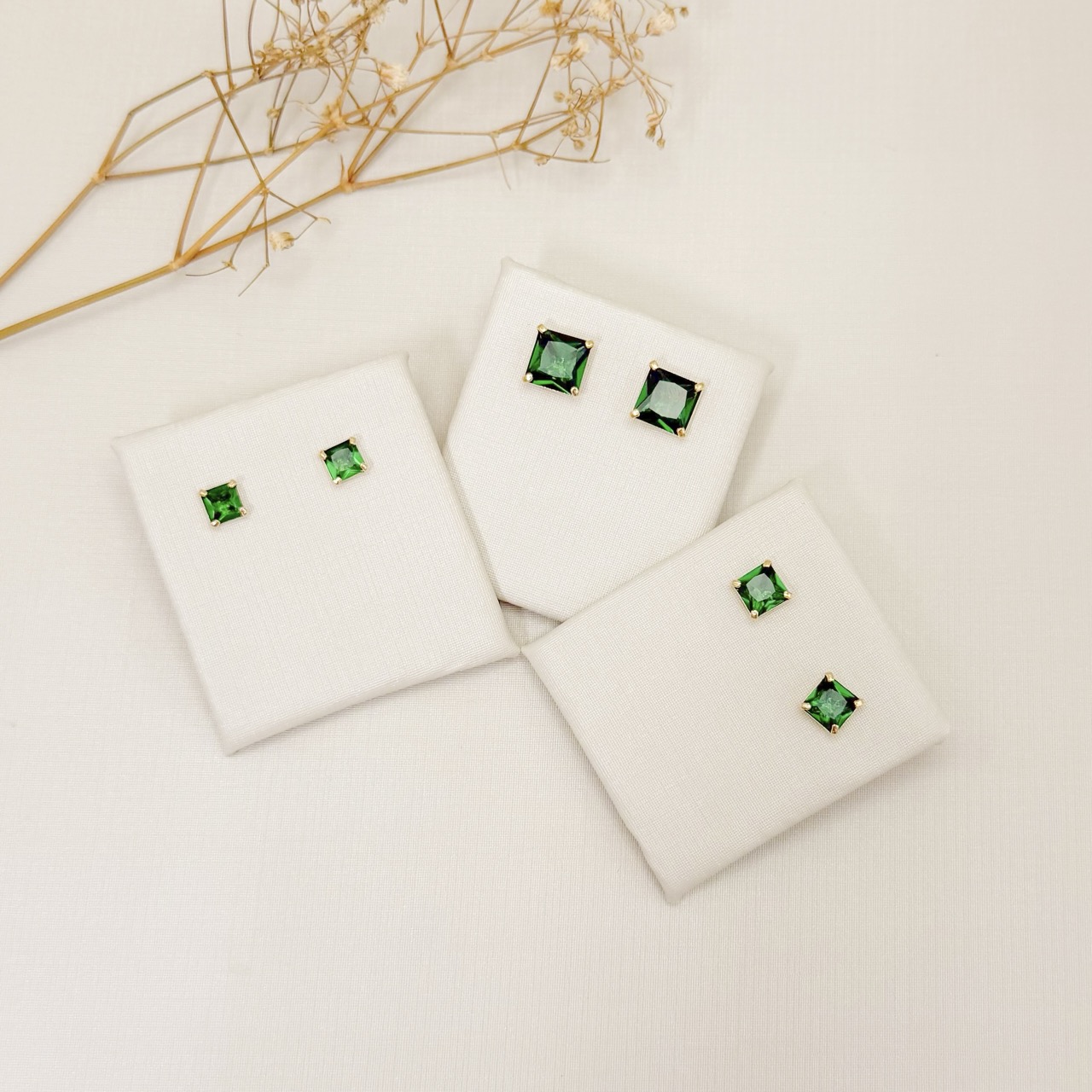 07.2875.5.S - (Tam.M) Brinco ponto de luz em pedra carrê de 6mm