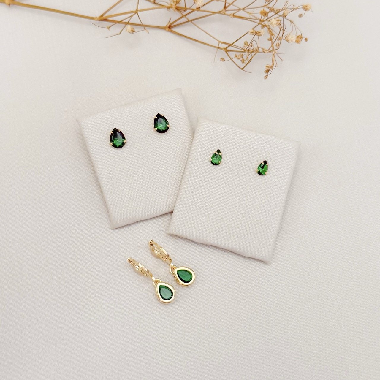 07.2877.5.O - (Tam.P) Brinco ponto de luz em formato gota com cravação de garras