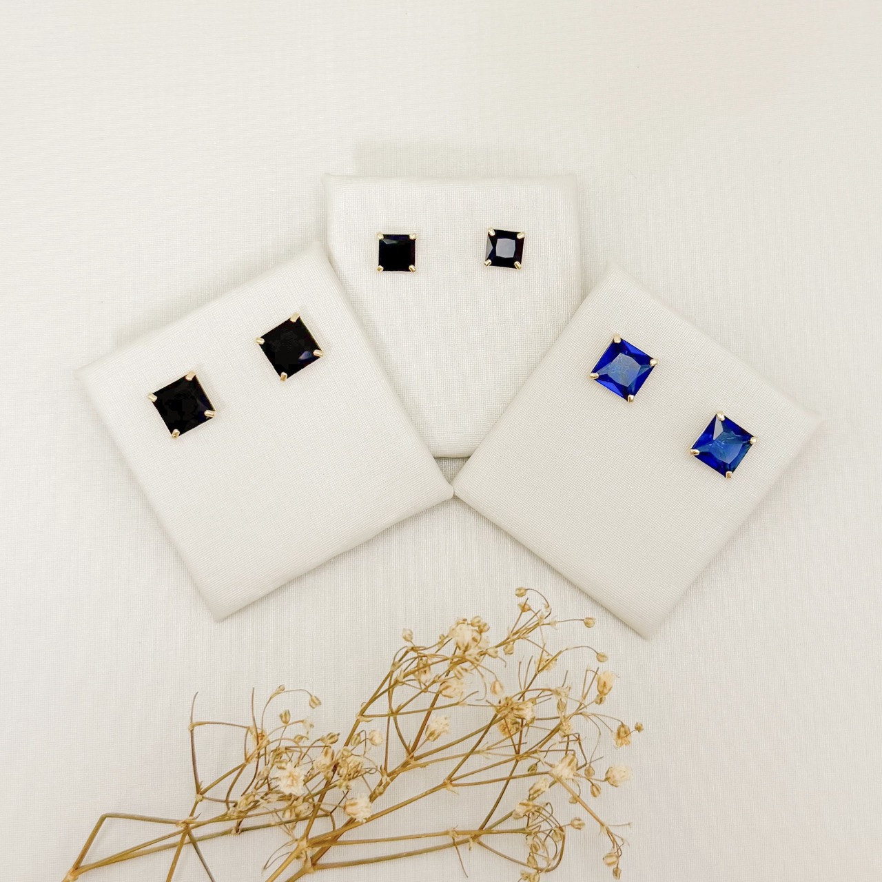 07.2876.4.O - (Tam.G) Brinco ponto de luz em pedra carrê de 8mm