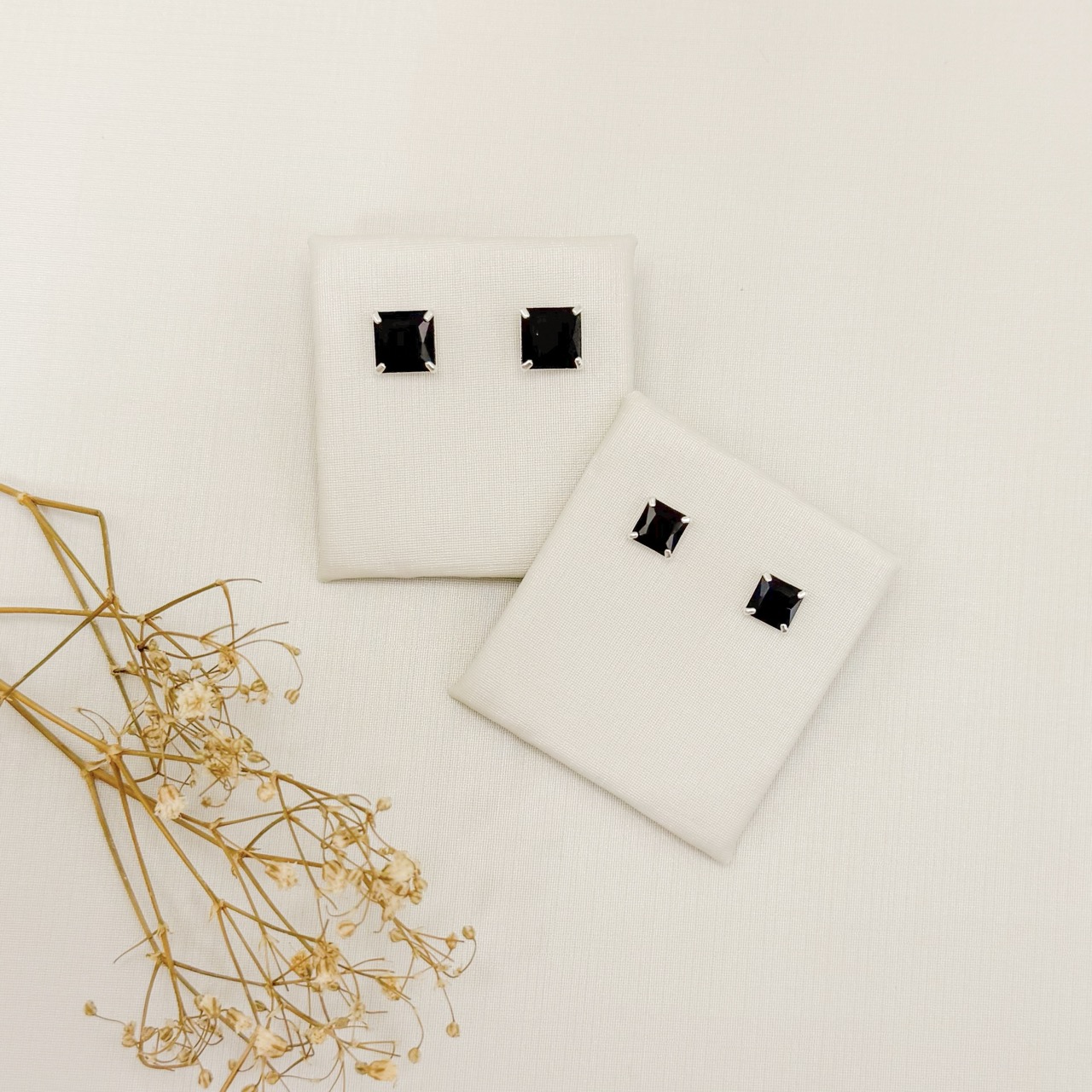 07.2876.2.S - (Tam.G) Brinco ponto de luz em pedra carrê de 8mm