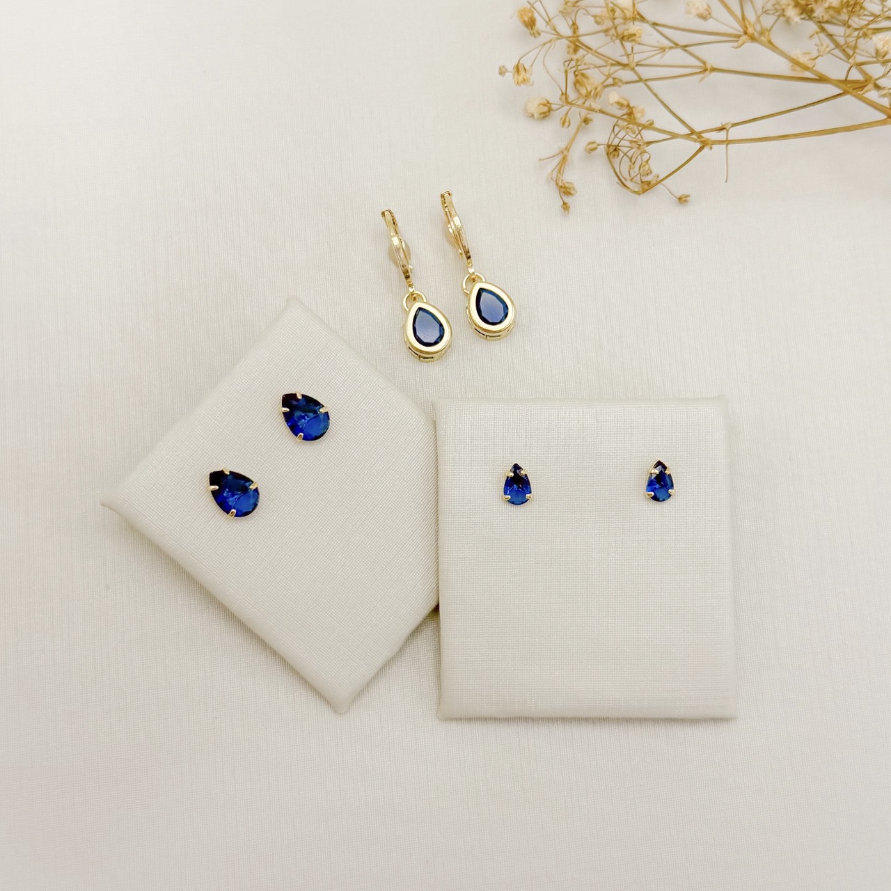 07.2878.4.O - (Tam.G) Brinco ponto de luz em formato gota com cravação de garras