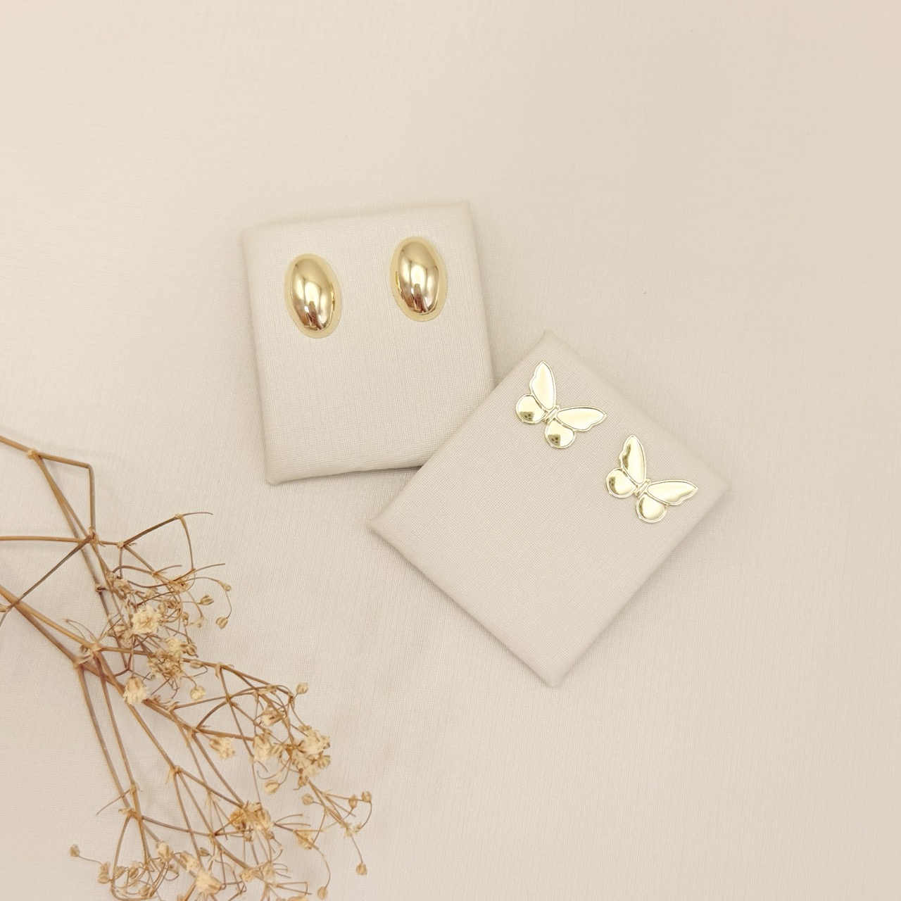 07.2879.0.O - Brinco de chapa lisa em formato borboleta com bordas lisas desenhadas