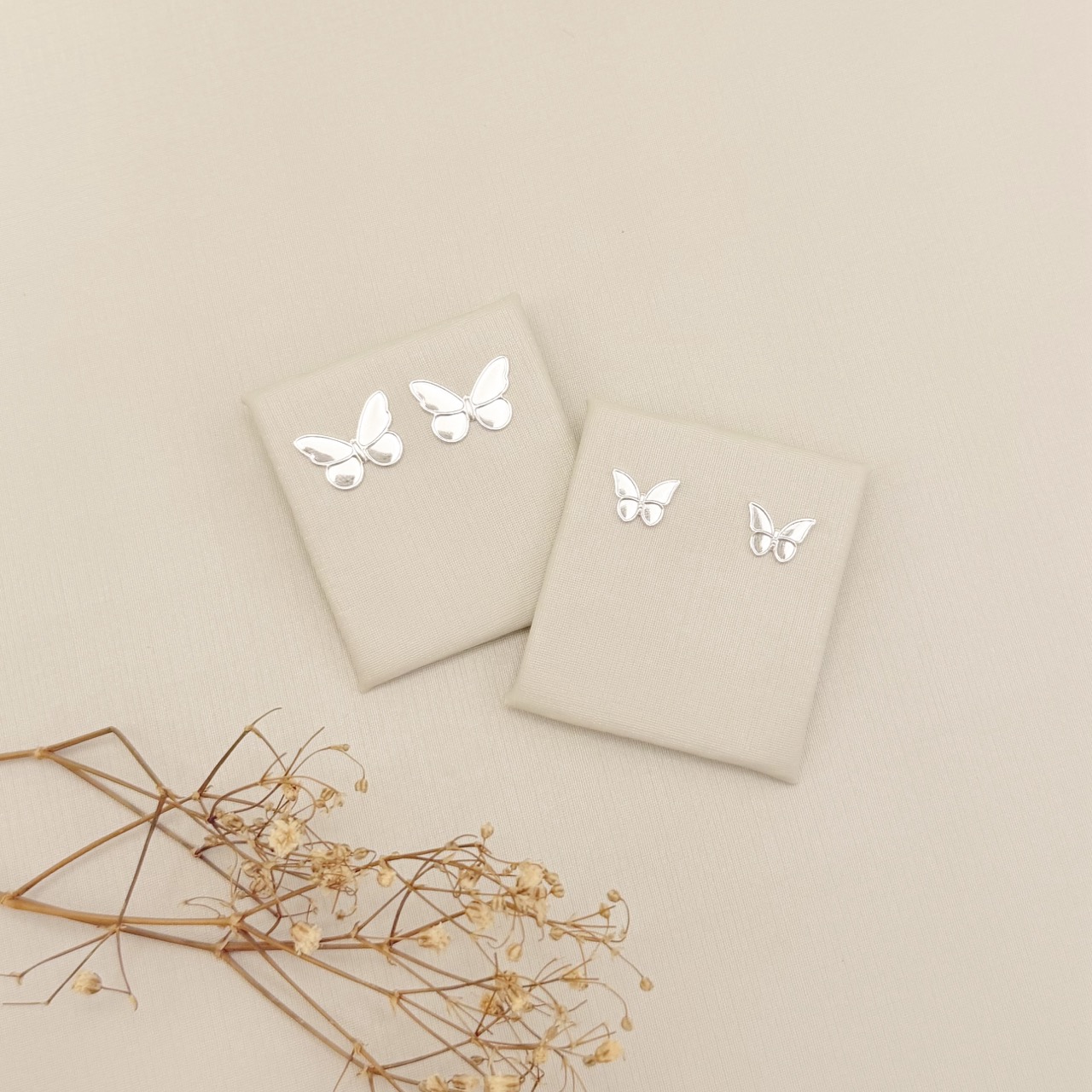 07.2883.0.S - Brinco de formato borboleta em chapa lisa com brodas lisas