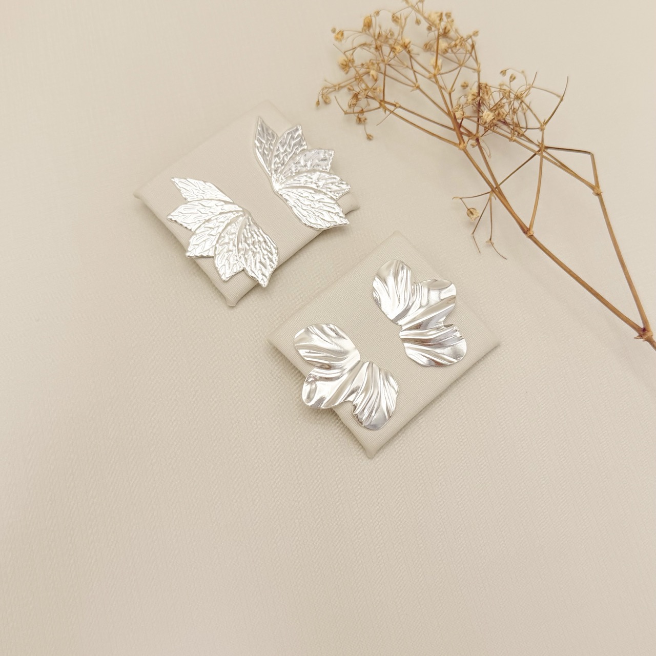 06.1361.0.S - Brinco de chapa em formato orgânico três pétalas