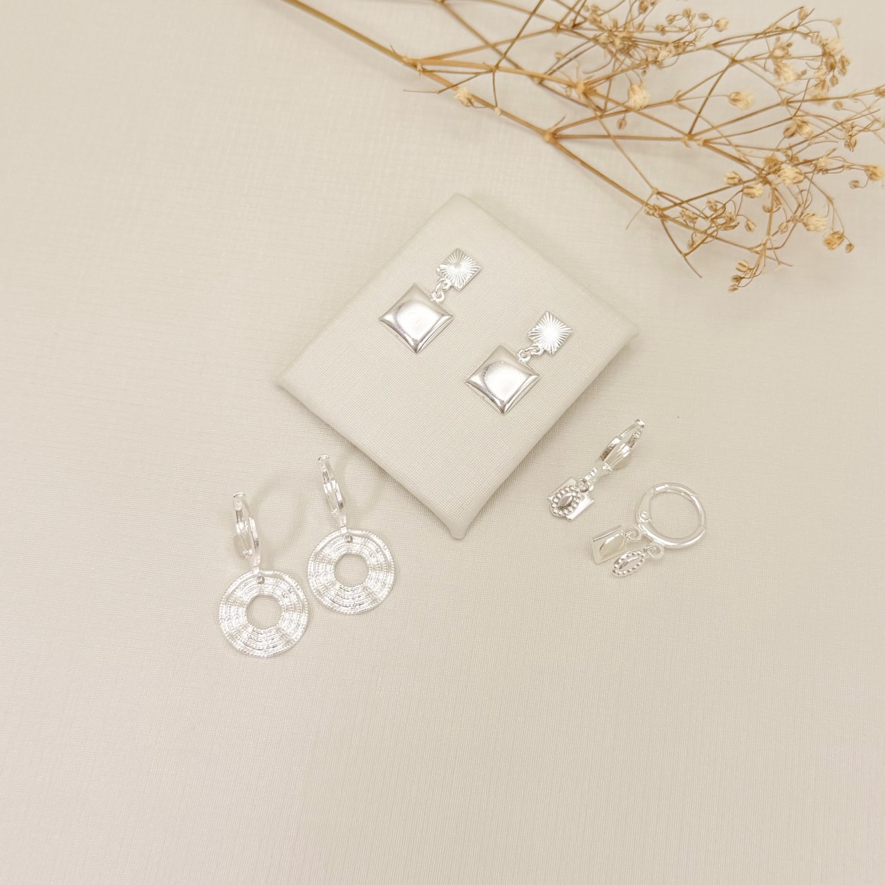 05.3158.0.S - Argola de pressão clássica com dois pingentes, oval e quadrado lisos estilizados