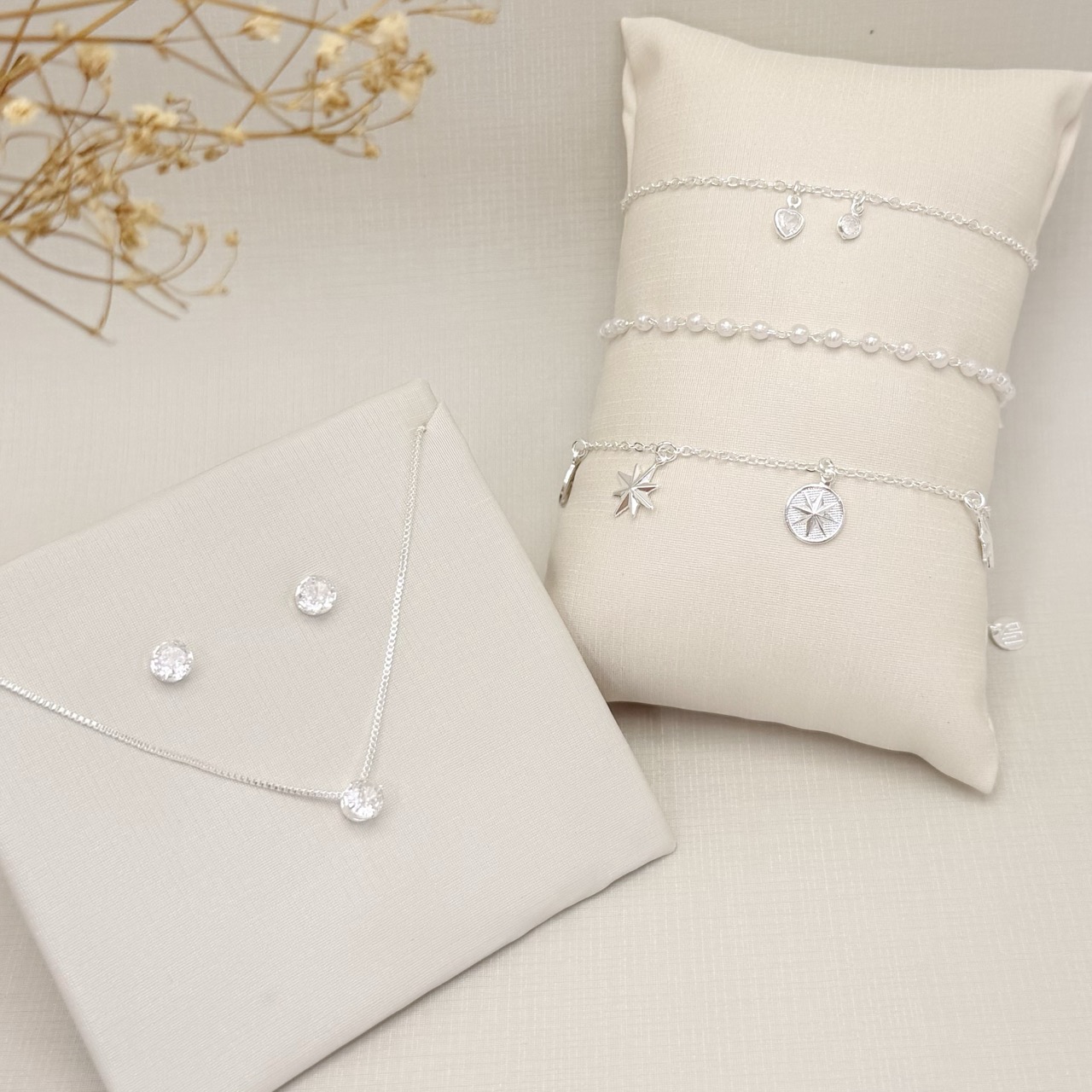 12.2289.0.S - Pulseira de elos cartier com cinco pingentes de rosas dos ventos