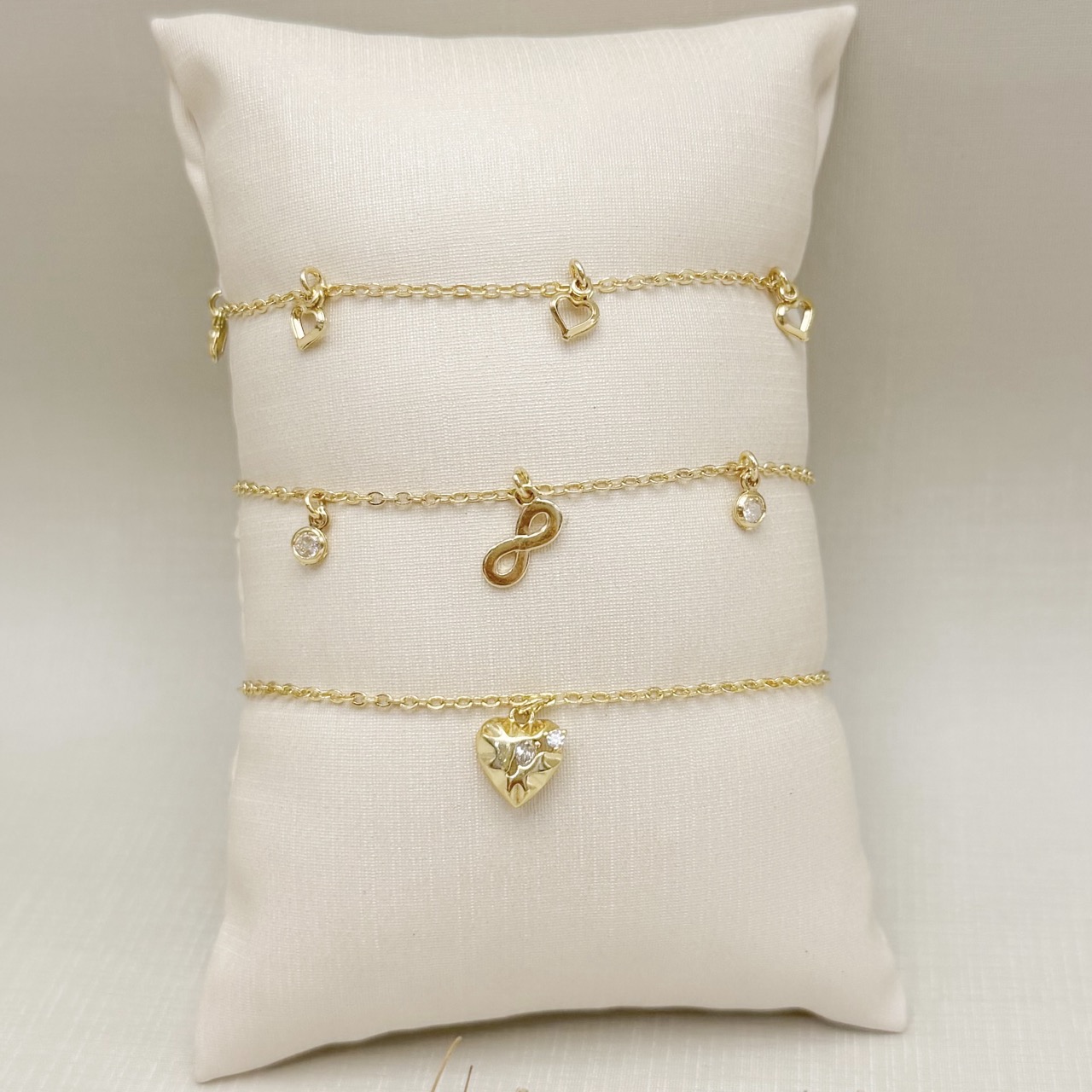 12.2290.1.O - Pulseira de elos cartier com pingente de infinito e dois ponto de luz