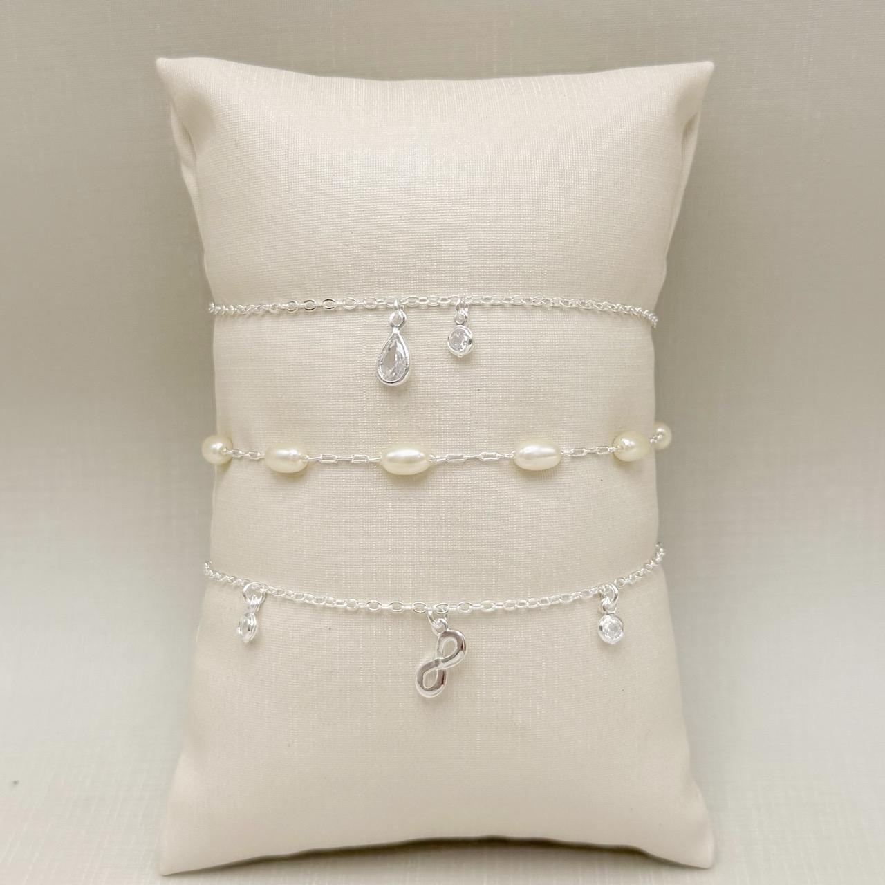 12.2290.1.S - Pulseira de elos cartier com pingente de infinito e dois ponto de luz