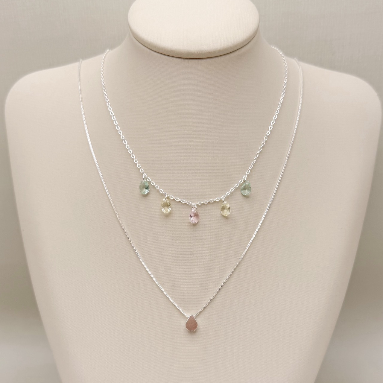 09.2469.C.S - (35) Colar de elo americano com cinco pingentes em gotas