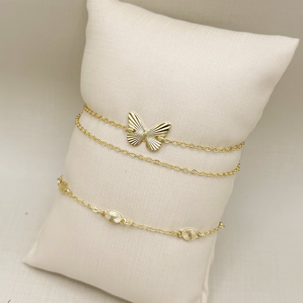 12.2298.0.O - Pulseira dupla de elos americanos com uma borboleta desenhada lisa