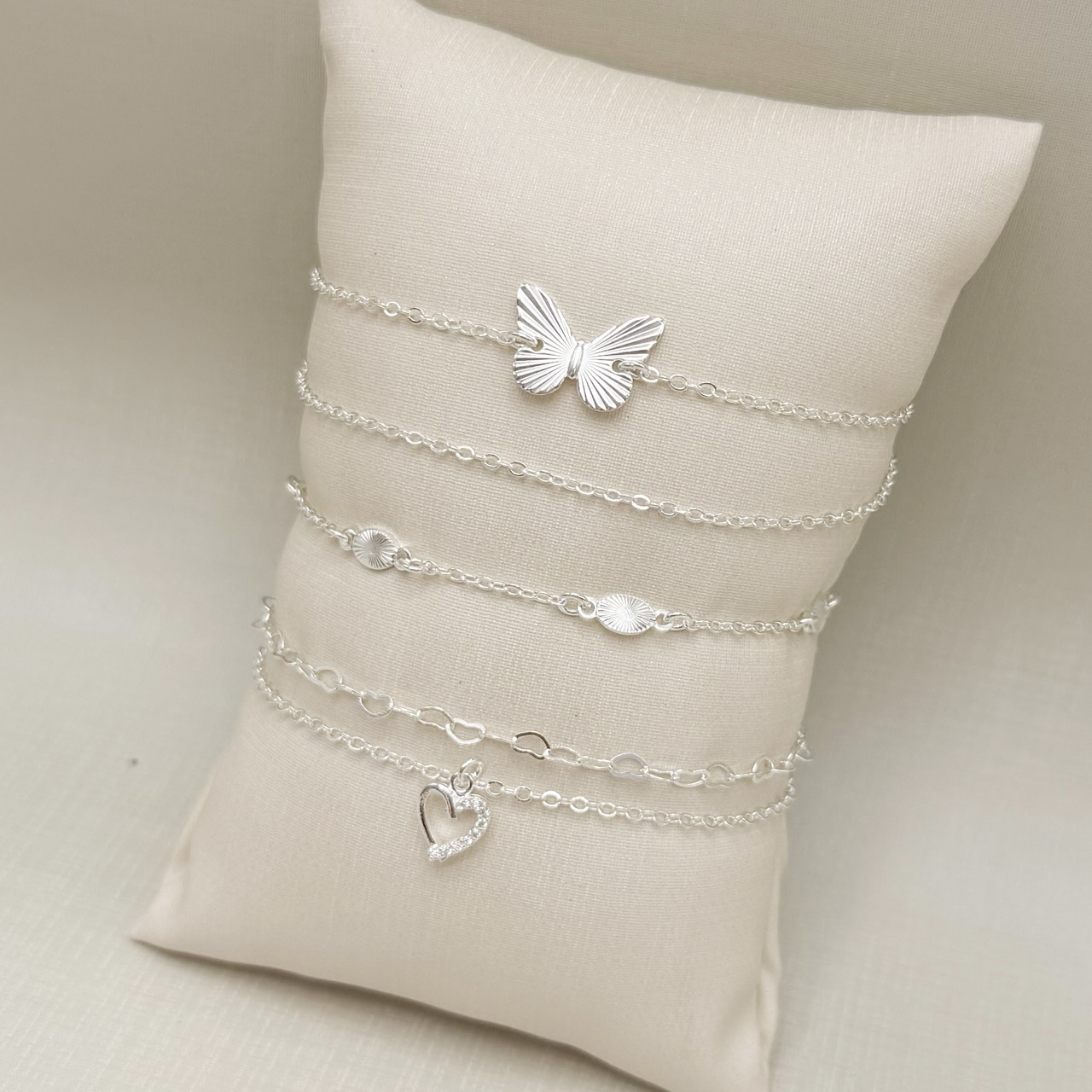 12.2298.0.S - Pulseira dupla de elos americanos com uma borboleta desenhada lisa