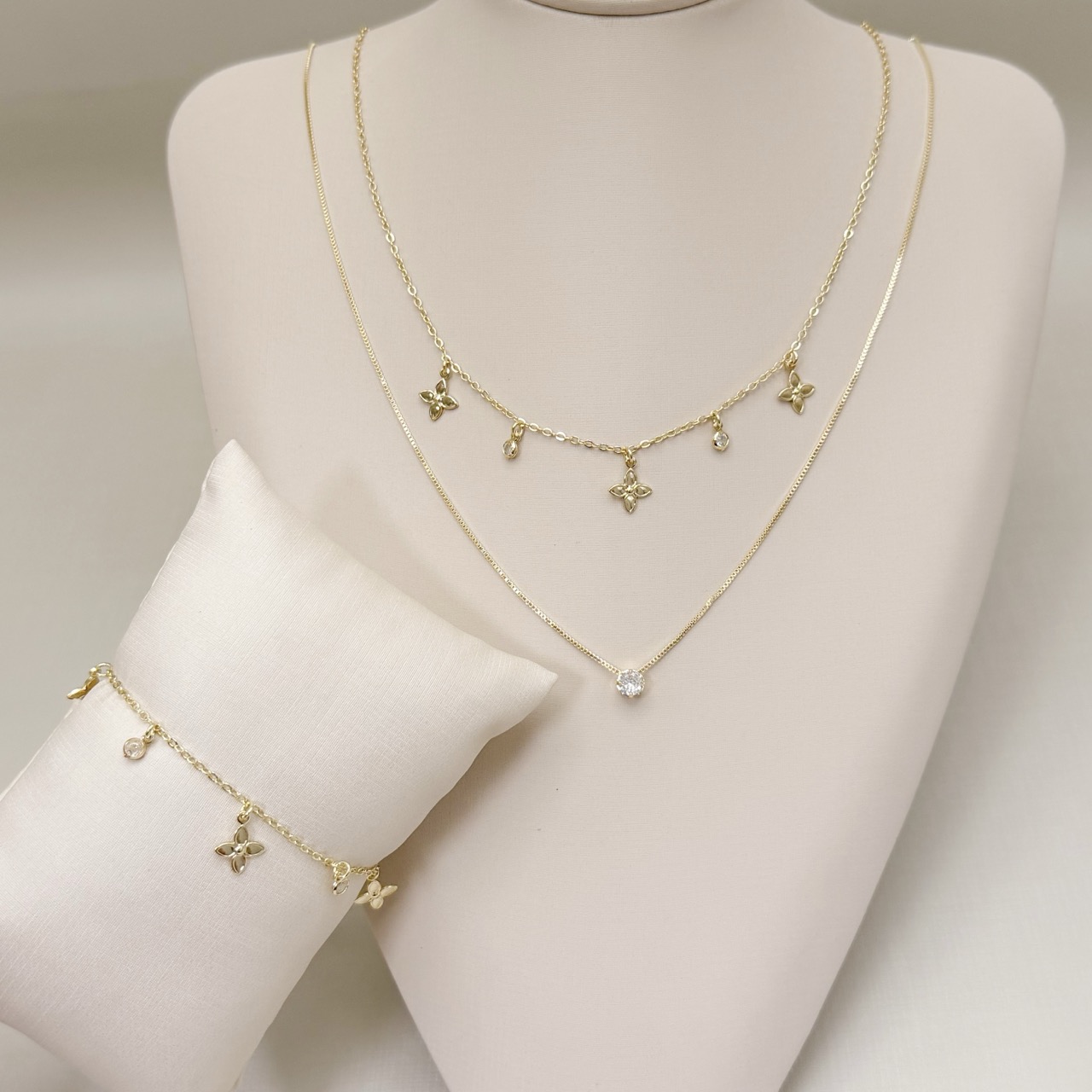 12.2301.1.O - Pulseira de elos americanos com pingente flor de quatro pétalas e pontos de luz