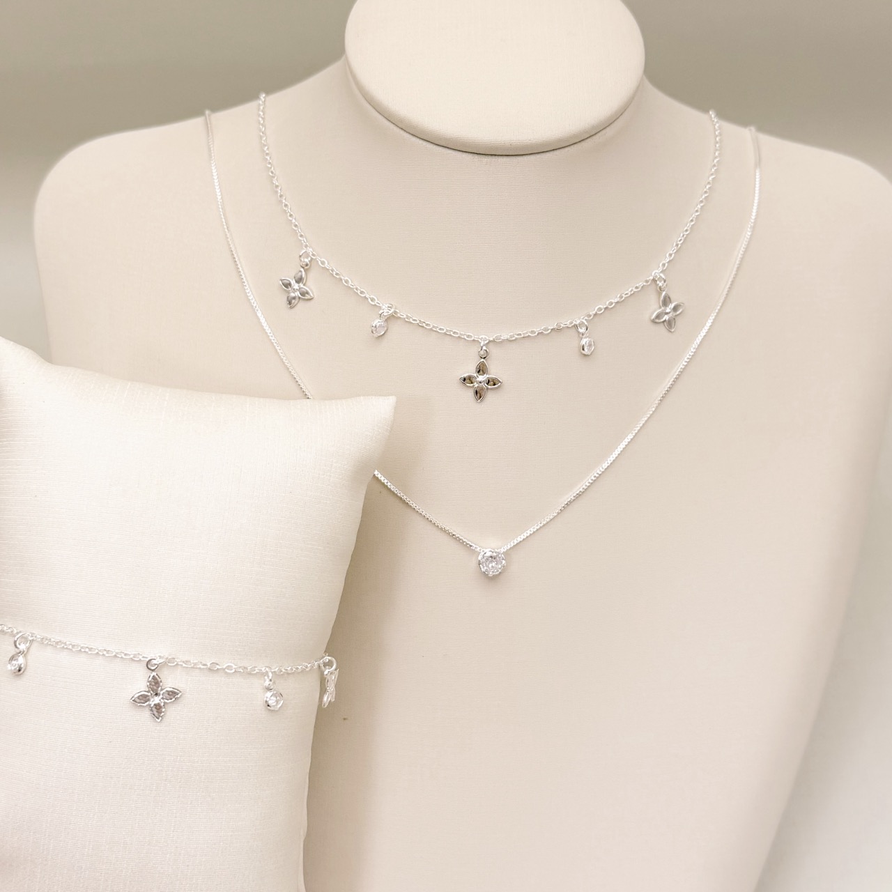 12.2301.1.S - Pulseira de elos americanos com pingente flor de quatro pétalas e pontos de luz