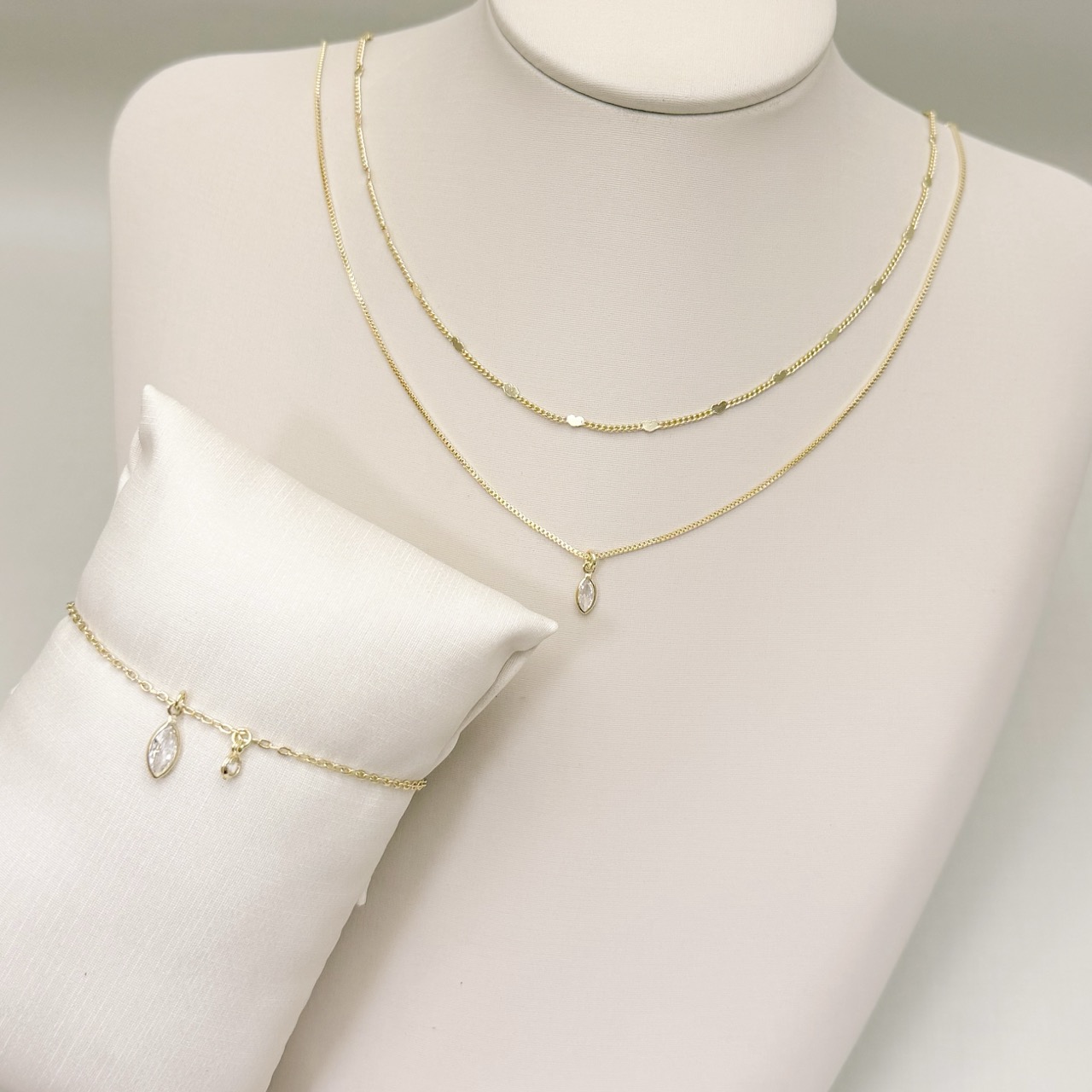 12.2302.1.O - Pulseira de elos americanos com pingente de ponto de luz em formato navete